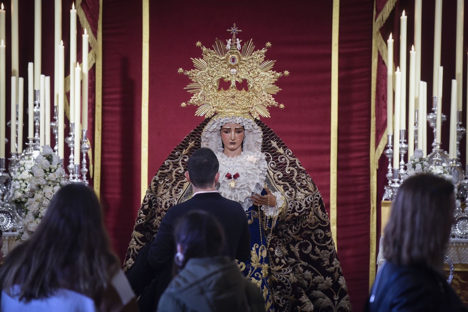 Las imágenes del besamanos de la Virgen de la O