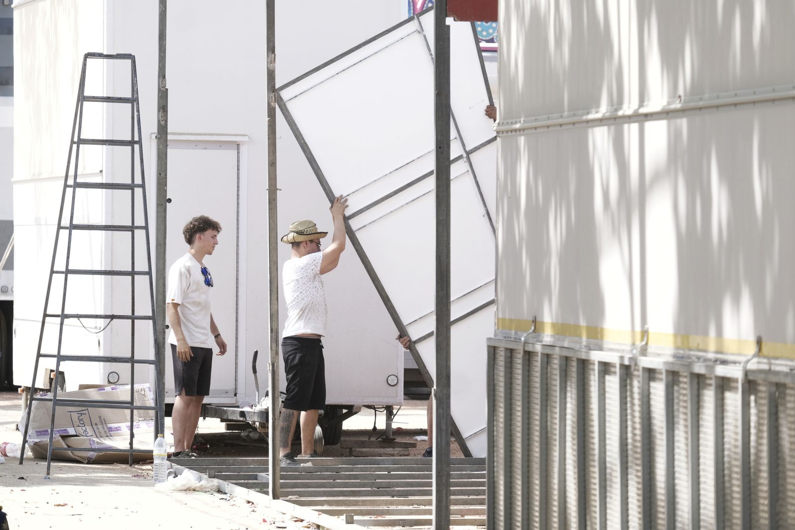 Adiós a la  Feria de Córdoba: El desmontaje de las casetas y las atracciones, en imágenes