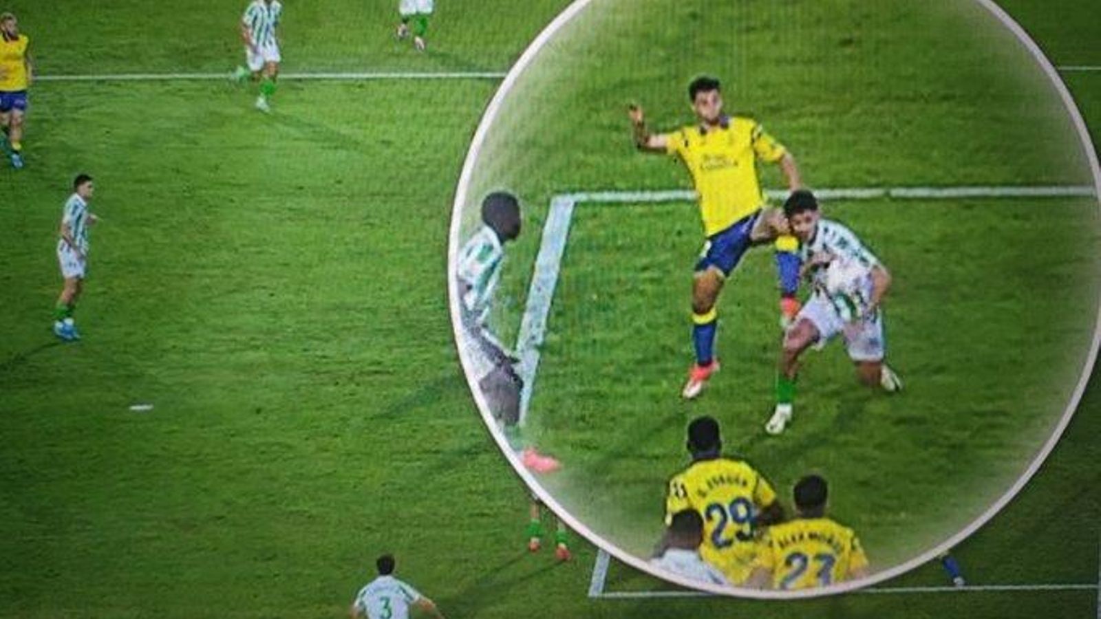 Johnny Cardoso recibiendo un golpe del defensor de Las Palmas en el rostro