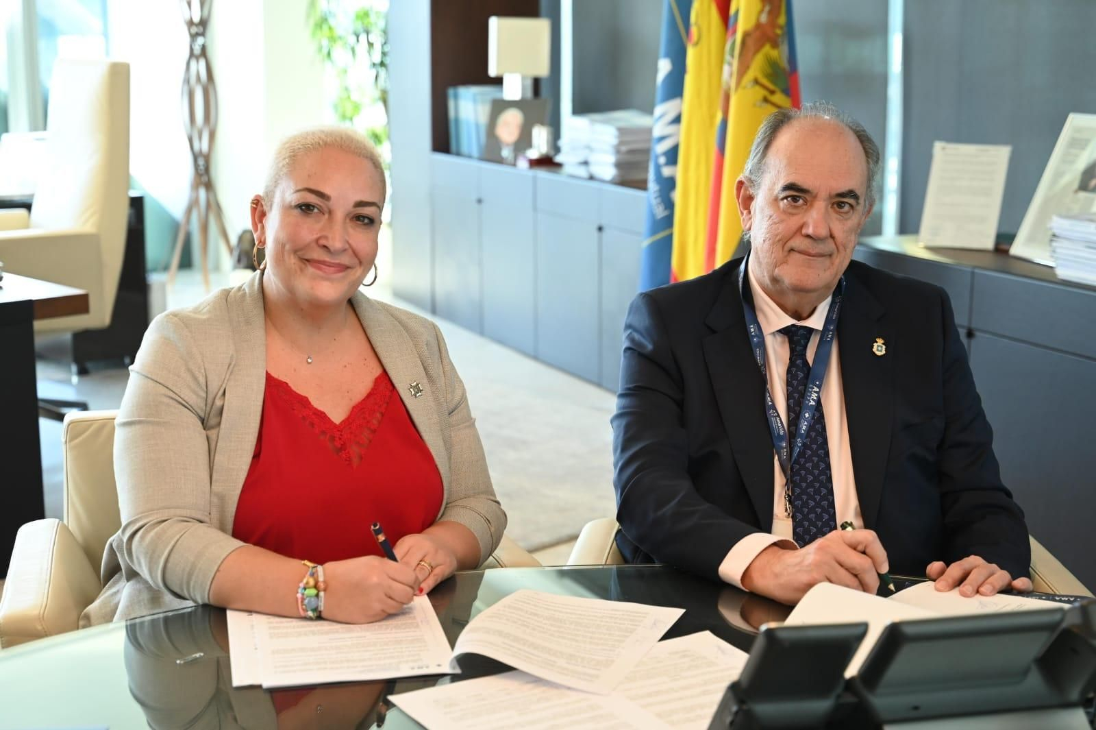 Natalia Rodríguez Novo, presidenta de la entidad colegial, y Luis Campos Villarino, presidente de AMA Grupo.