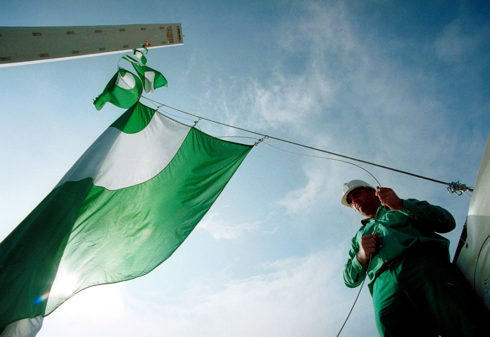 Izado de la bandera de Andalucía, en una imagen de archivo.