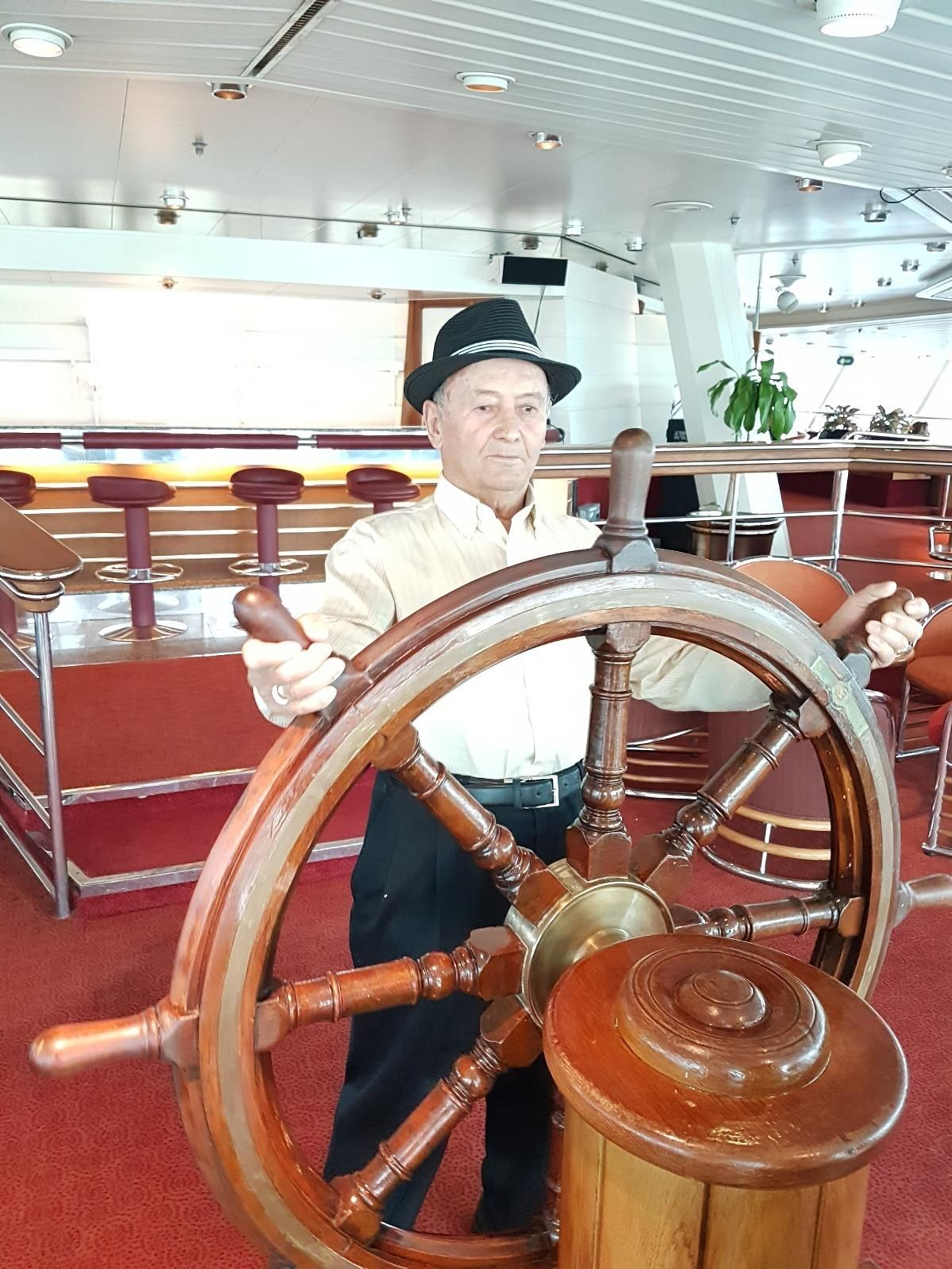 José, de turismo en un barco.