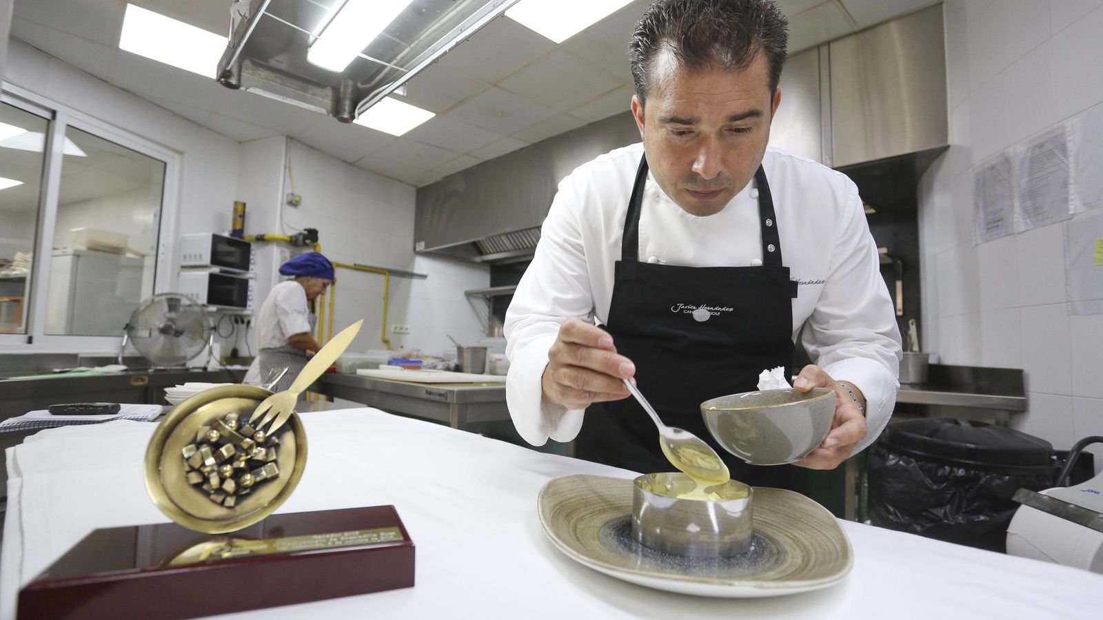 Javier Hernández durante el proceso de elaboración del plato.