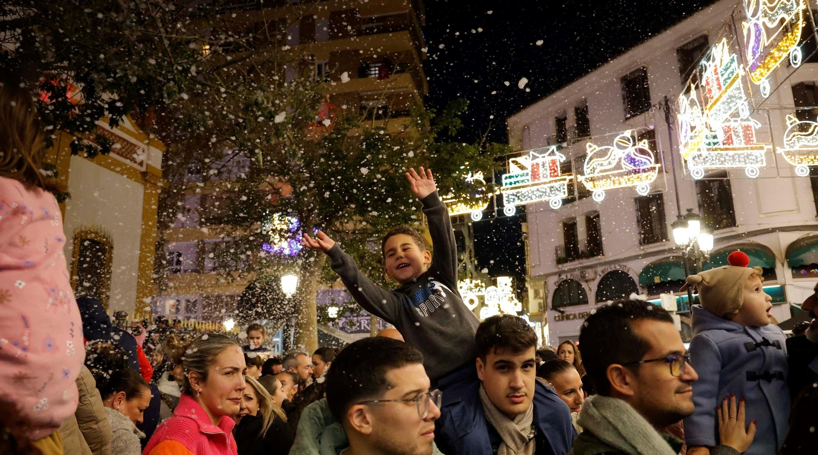 Imagen de archivo de una nevada artificial en Navidad