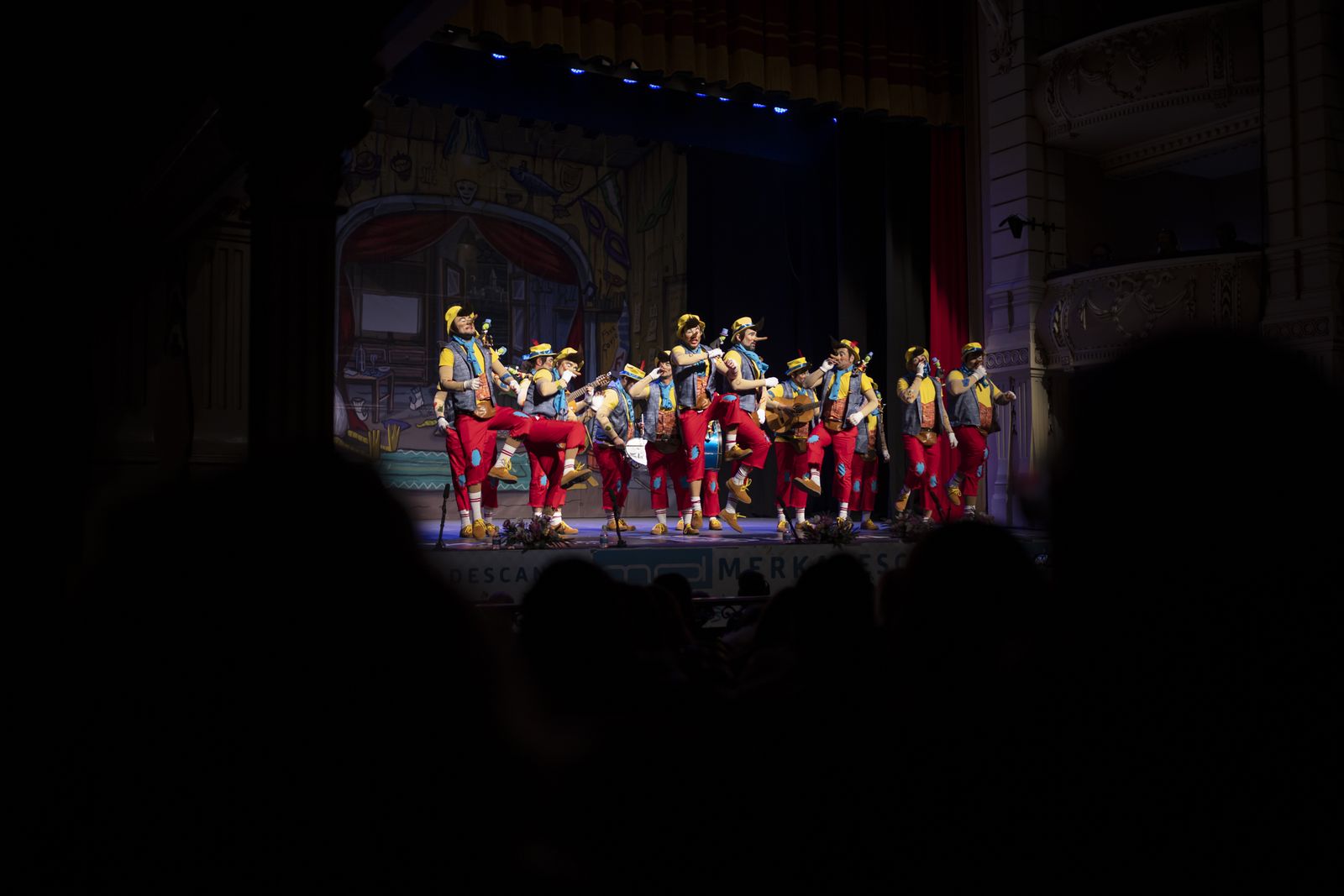 Imágenes de la actuación de la murga de Ayamonte "Los embusteros" en el Carnaval Colombino