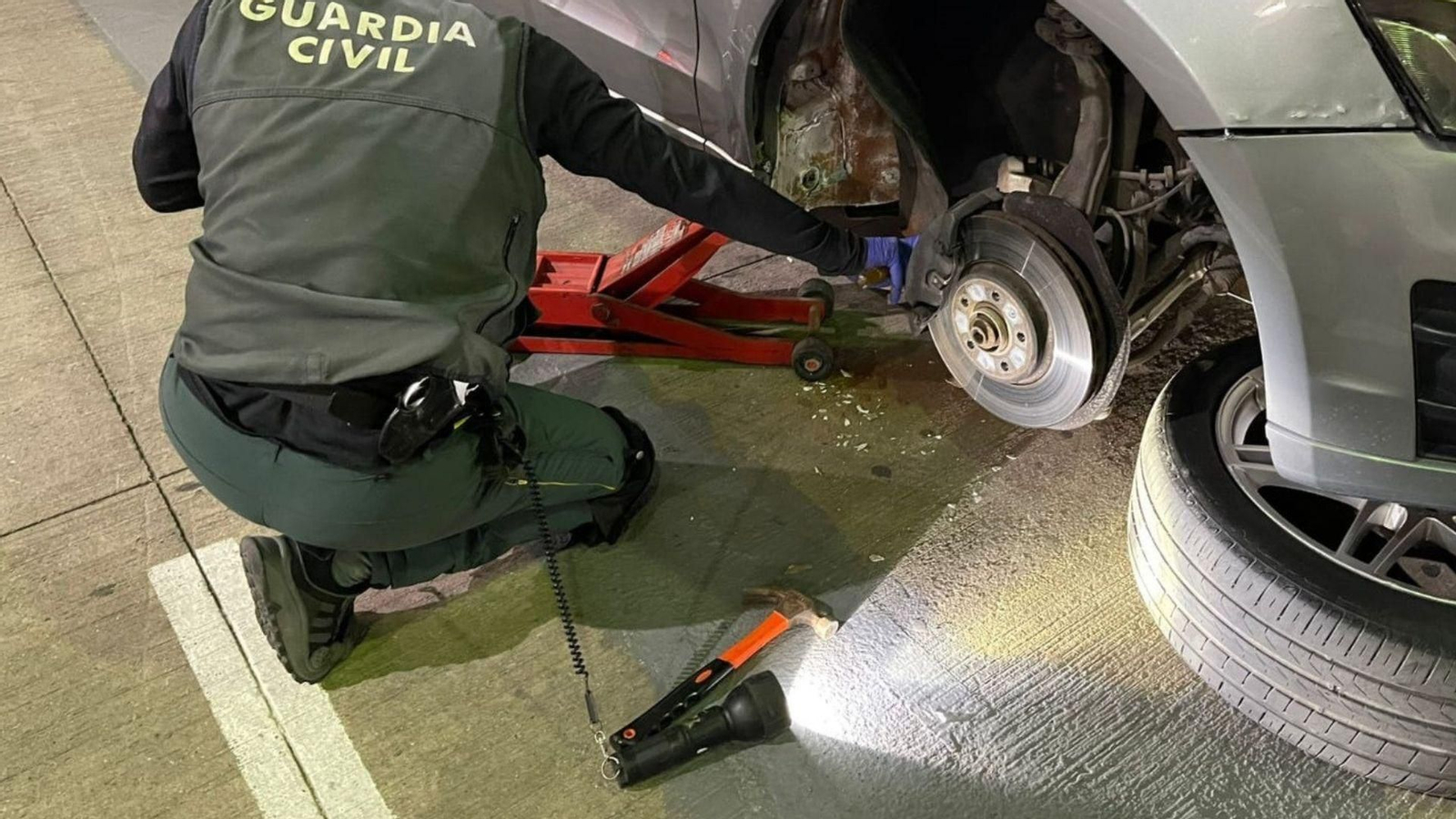 Detenido con casi 50 kilos de hachís ocultos en las ruedas del coche.