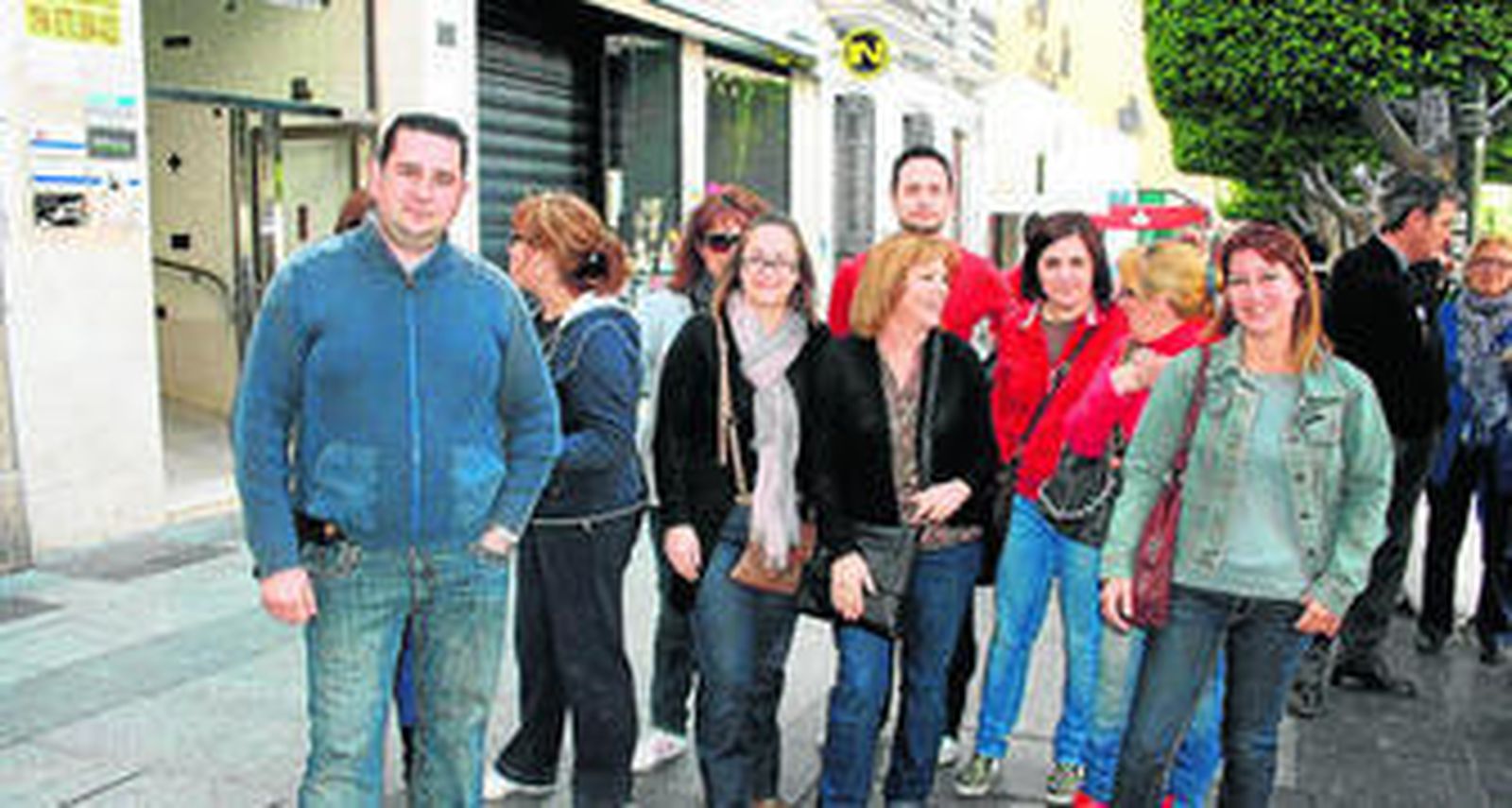 Un nutrido grupo de trabajadores de Super Olé participó ayer en la huelga general en la capital almeriense.