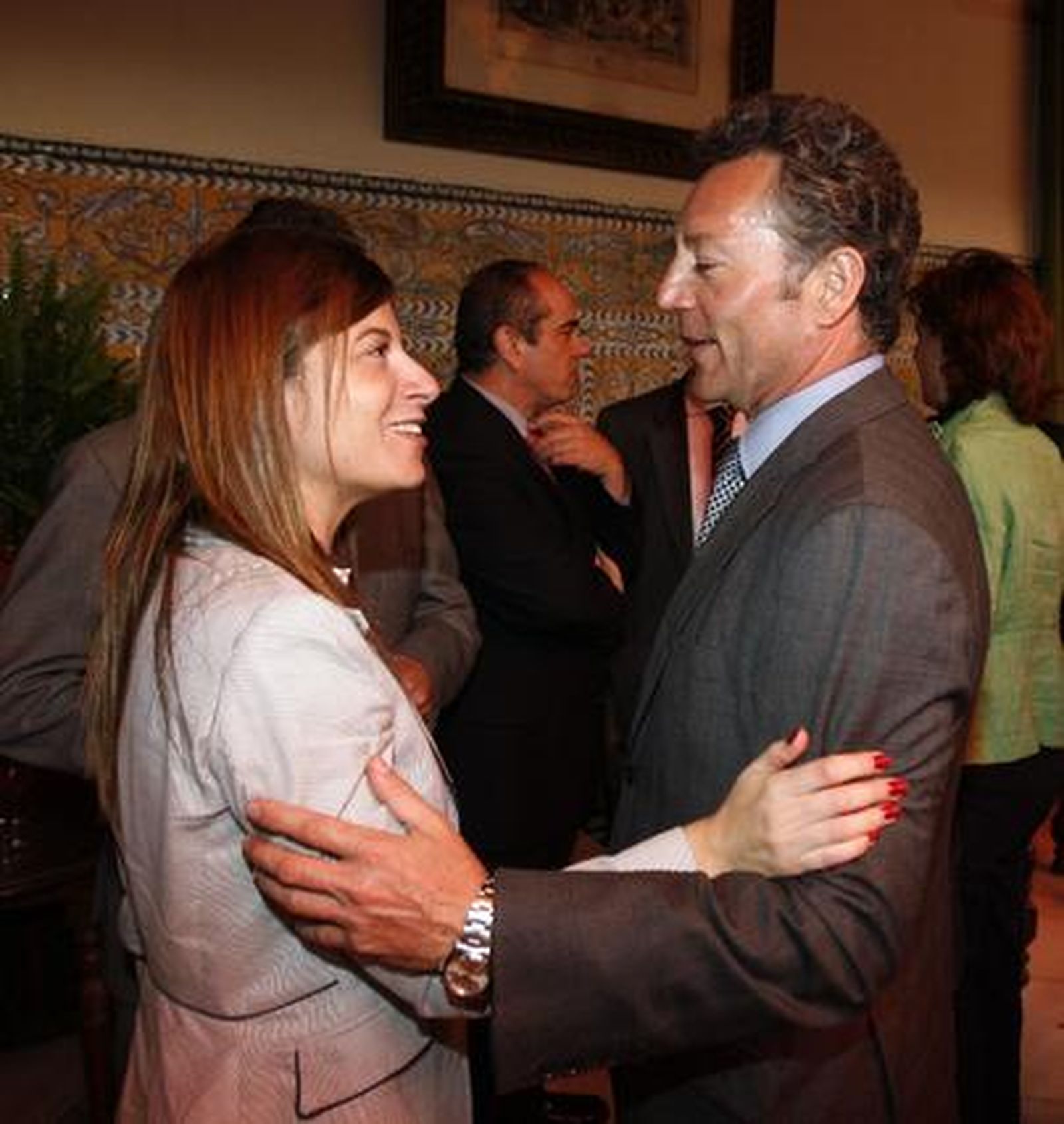 José Joly saluda a la secretaria de Estado Bibiana Aído.