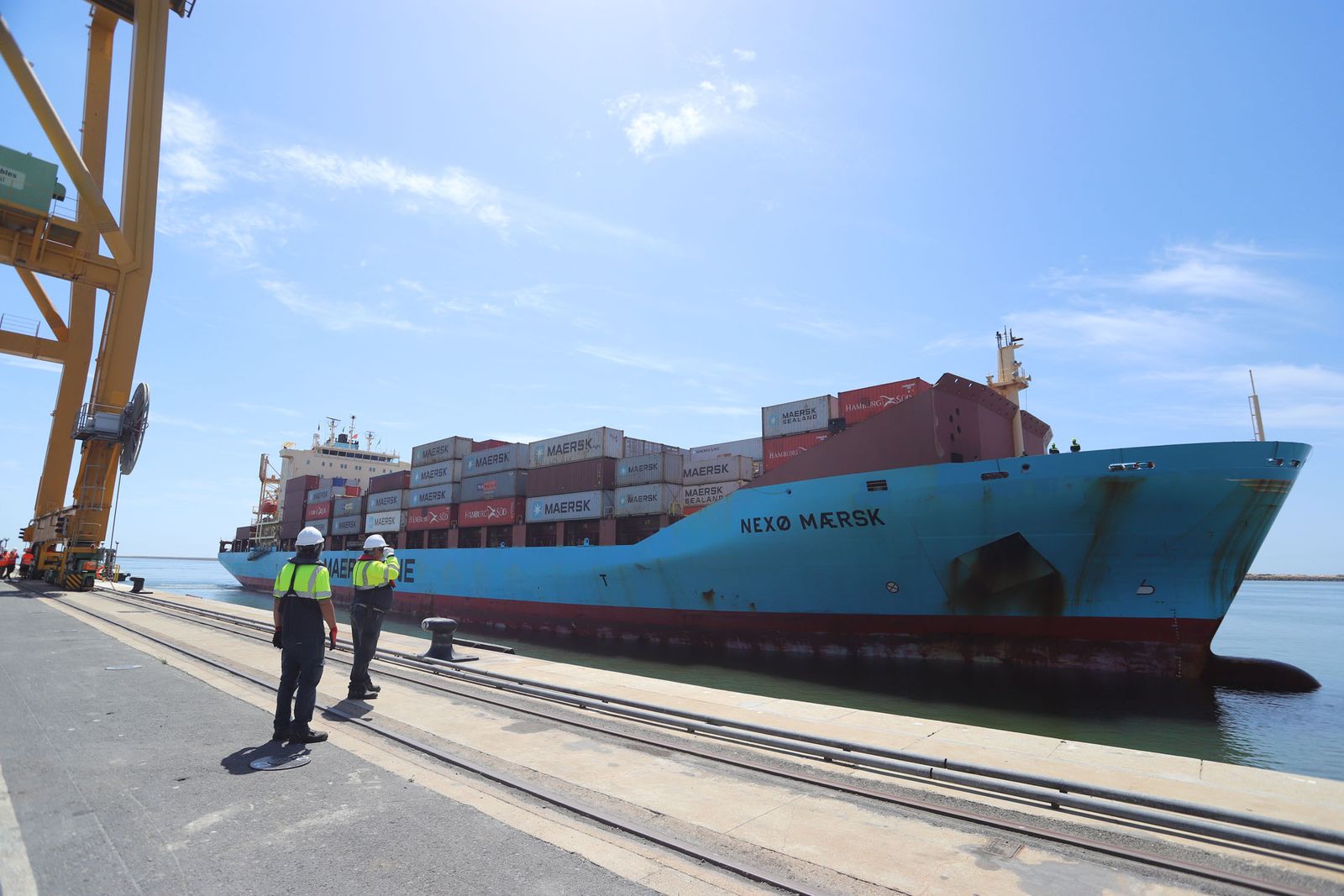 Imágenes de la llegada del buque Maersk al Puerto de Huelva, que abre las escalas con la línea entre Leixoes y Algeciras