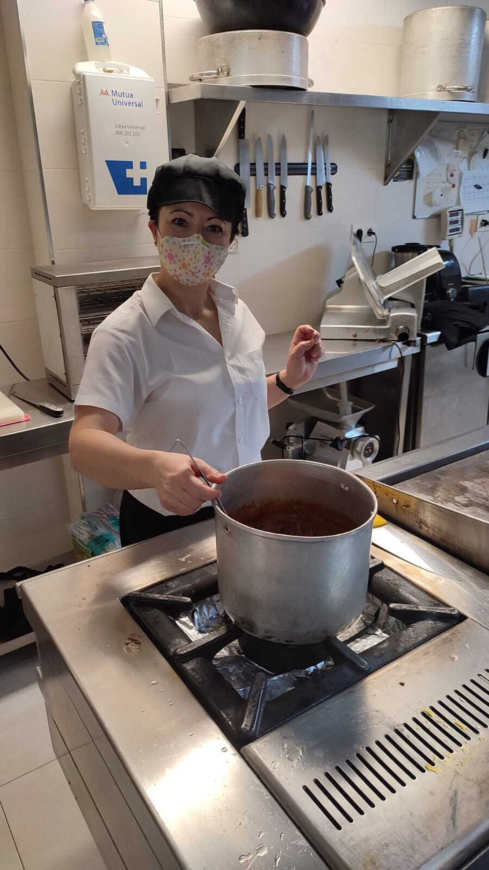 Una de las cocineras del Centro de Participación Activa para Mayores de Huétor Tájar, que reabre sus puertas.