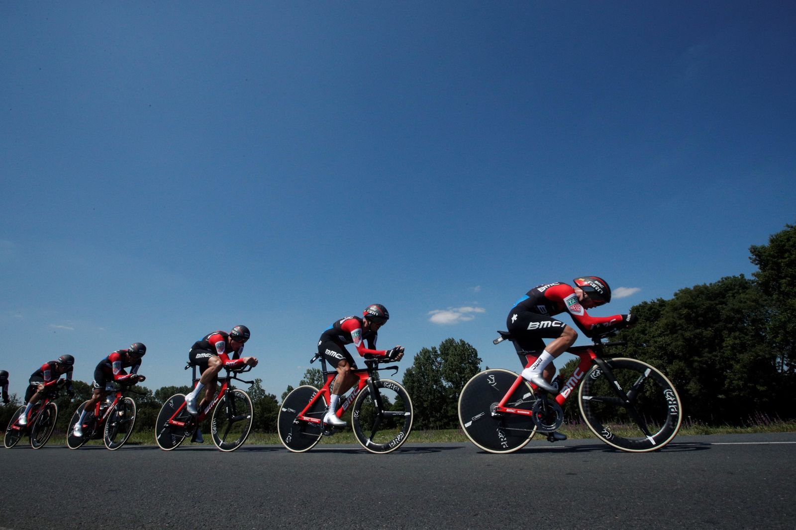 El conjunto BMC, en formación durante la contrarreloj por equipos de Cholet, que acabó ganando.