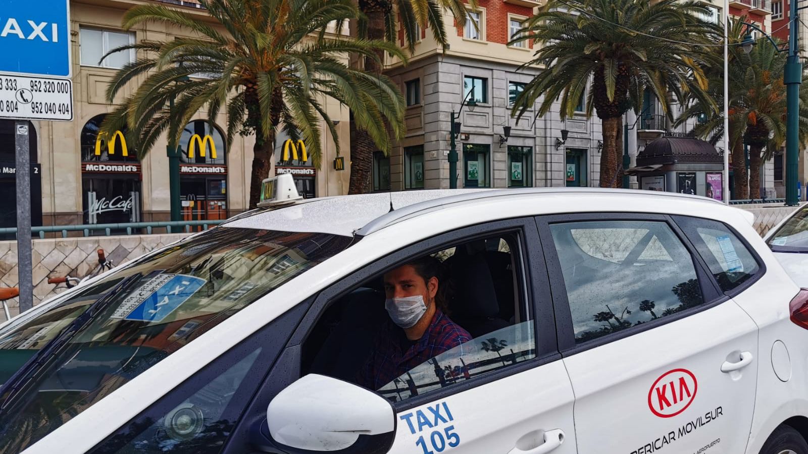 Jesús, dentro de su taxi, en la parada de la Acera de la Marina.