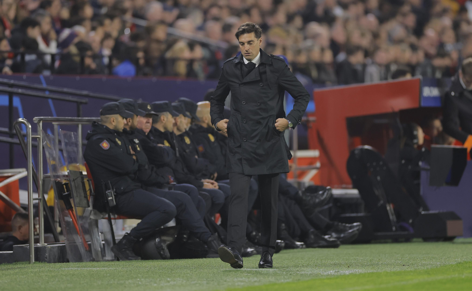 Diego Alonso, cariacontecido en la banda.