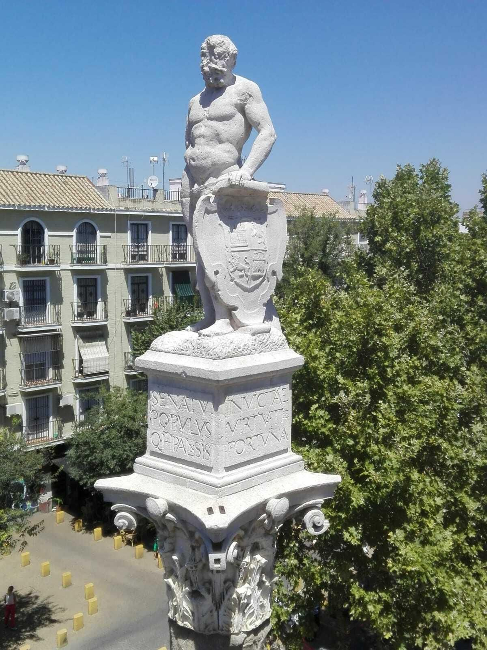 Una de las esculturas de la Alameda tras la limpieza de 2018.