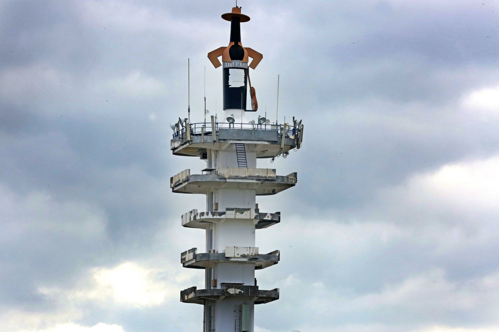 Aspecto actual de la Torre Tío Pepe tras la retirada del andamiaje empleado en el refuerzo de la estructura.