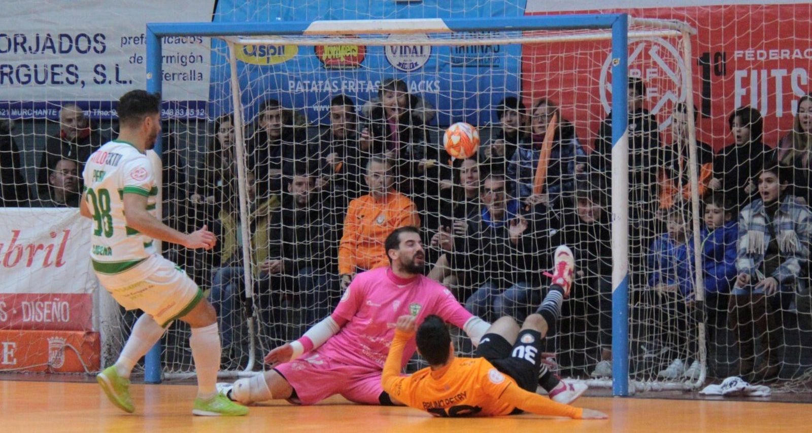 Fabio se ve superado por Bruno Petry en uno de los goles del Ribera Navarra.