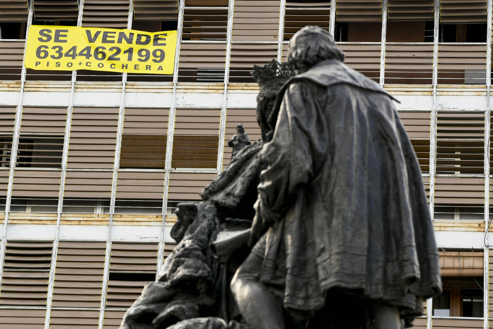Imagen de archivo de un cartel de venta de piso desde la estatua de Colón e Isabel La Catolica de Granada