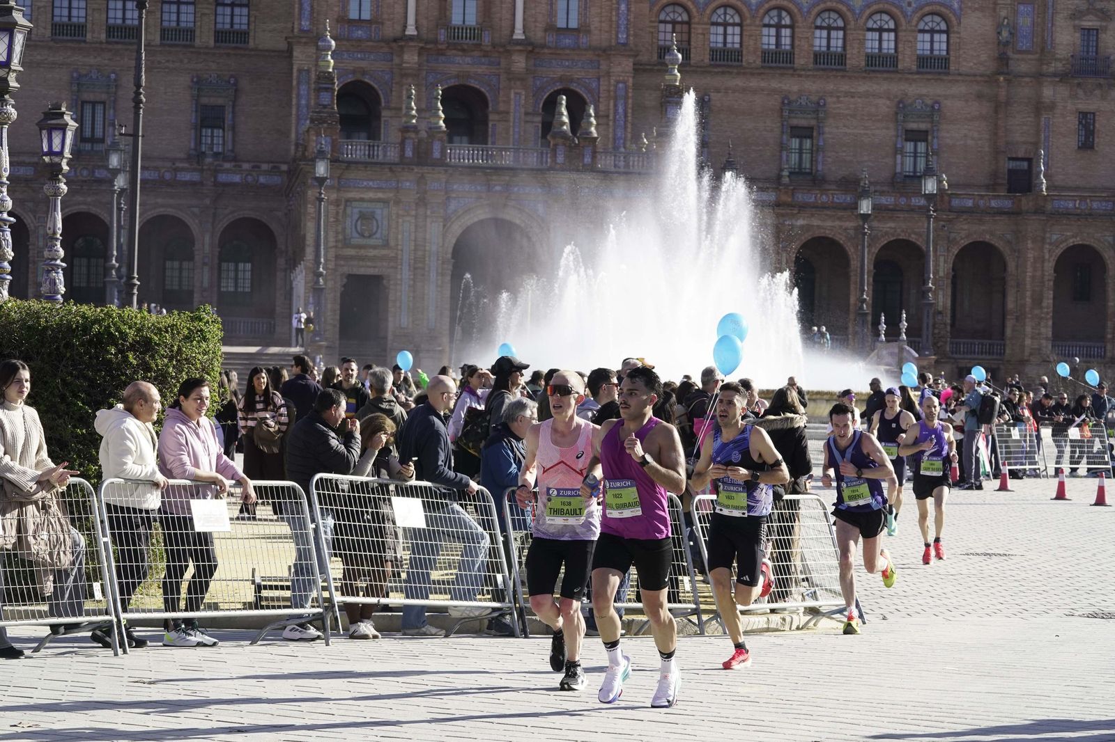 El Zúrich Maraton de Sevilla 2026 en la Plaza de España, galería 1
