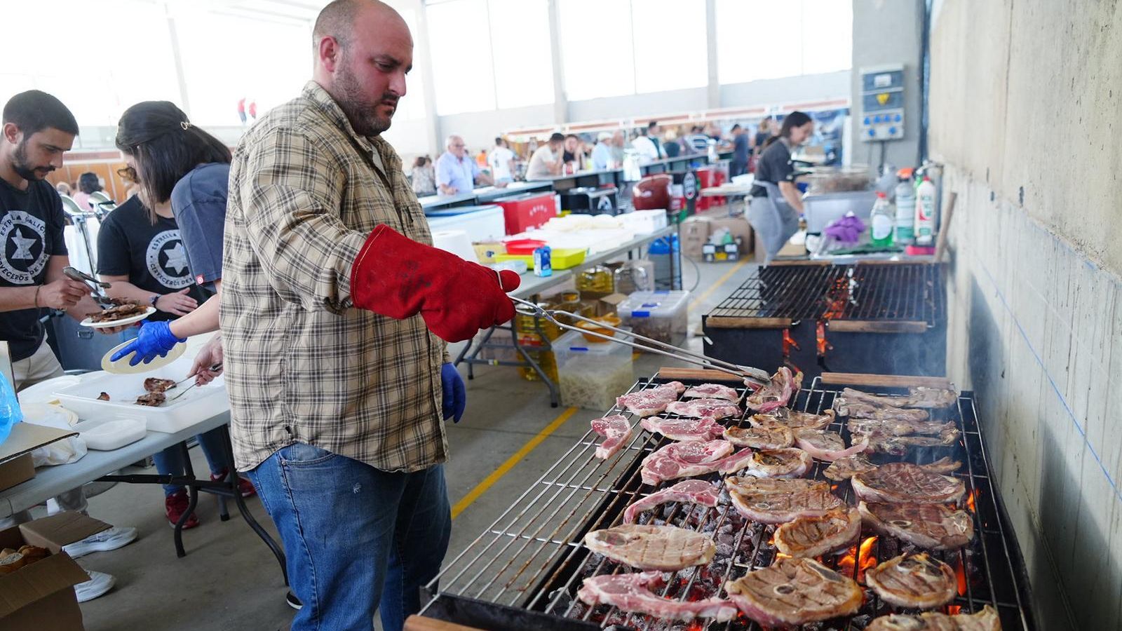 Preparación de cordero a la brasa en Conquista.