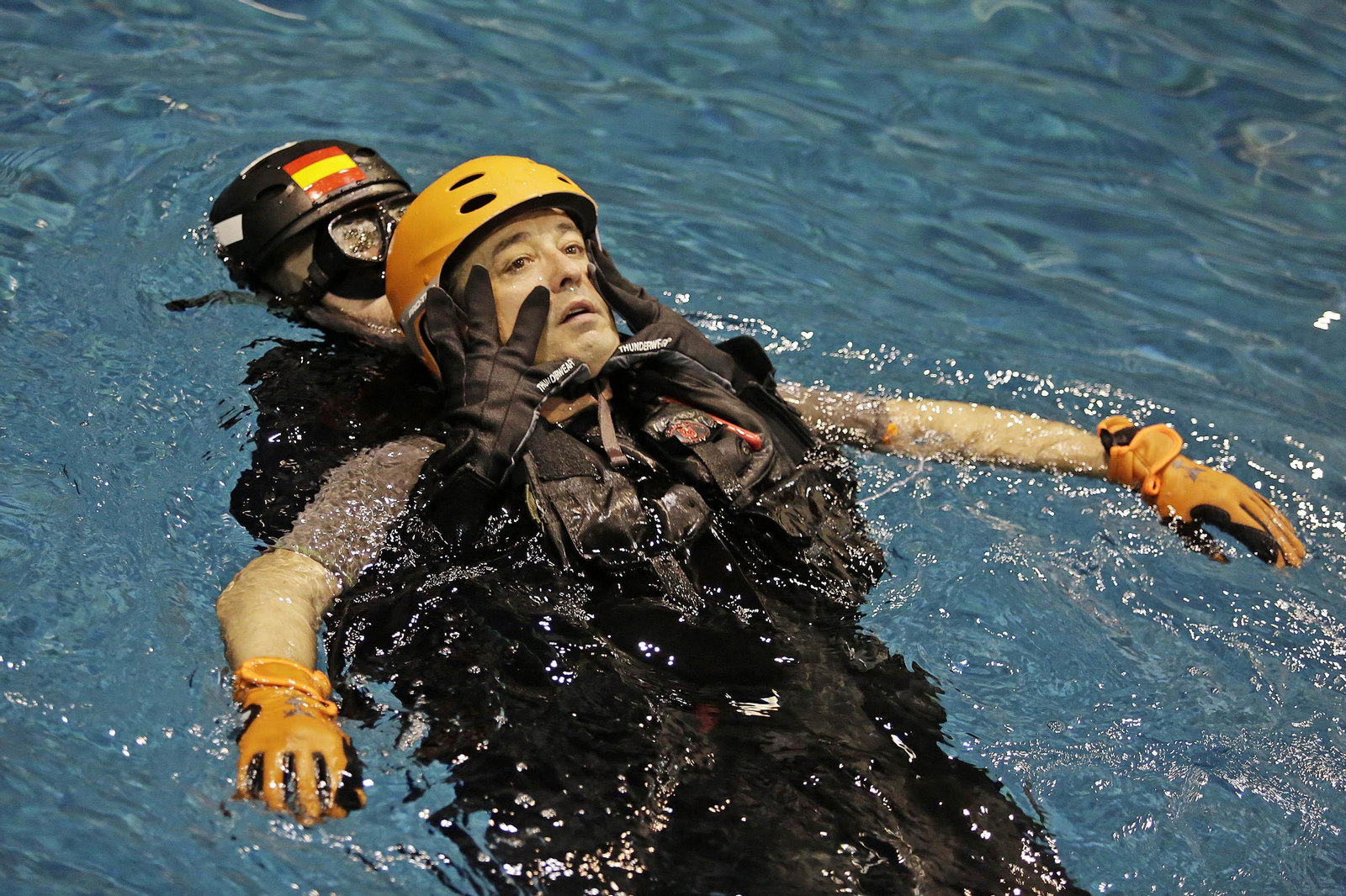 Una jornada de entrenamiento en el simulador de rescates en el mar de la Armada