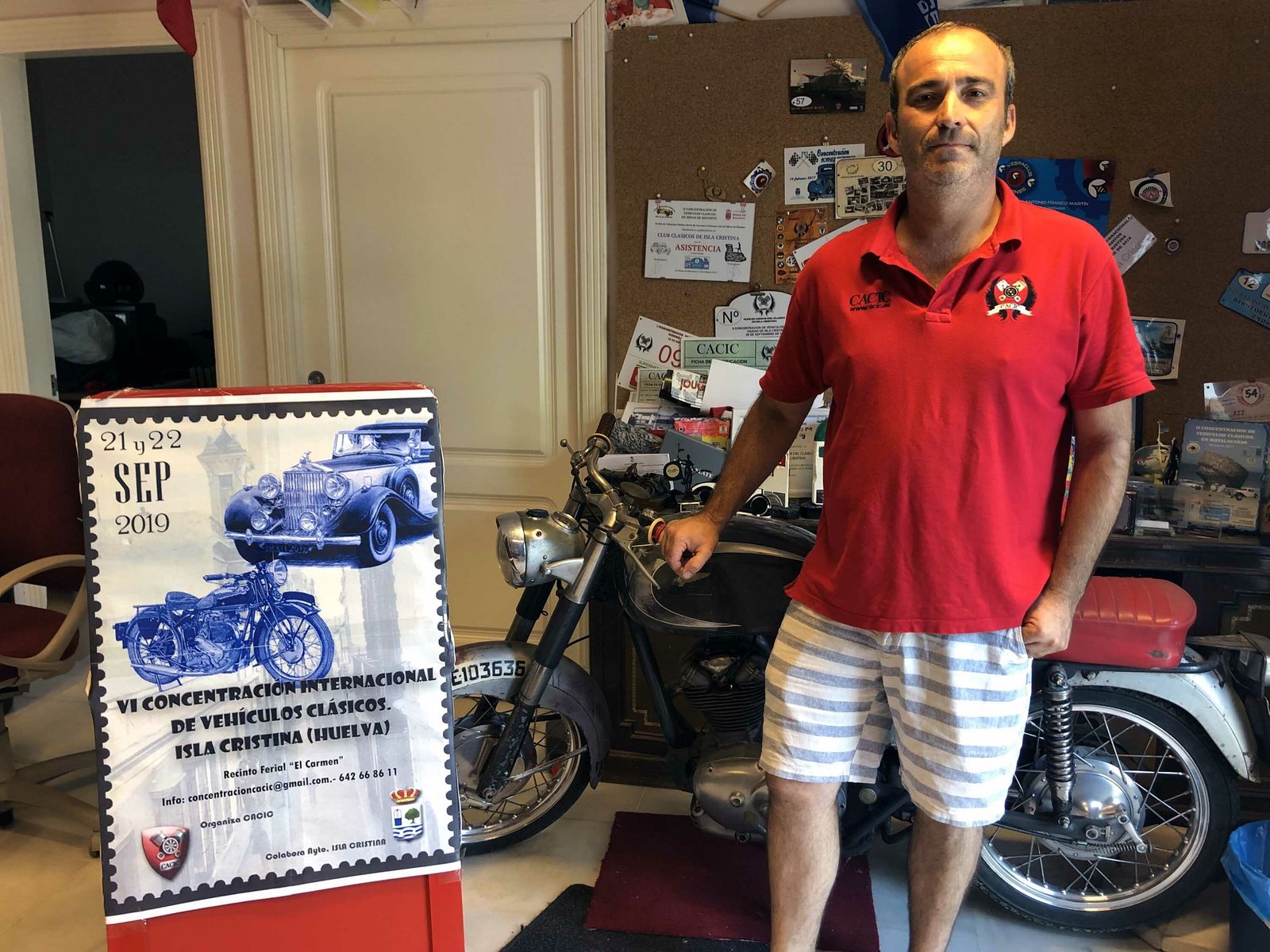 Presentación de la concentración de vehículos clásicos en Isla Cristina.