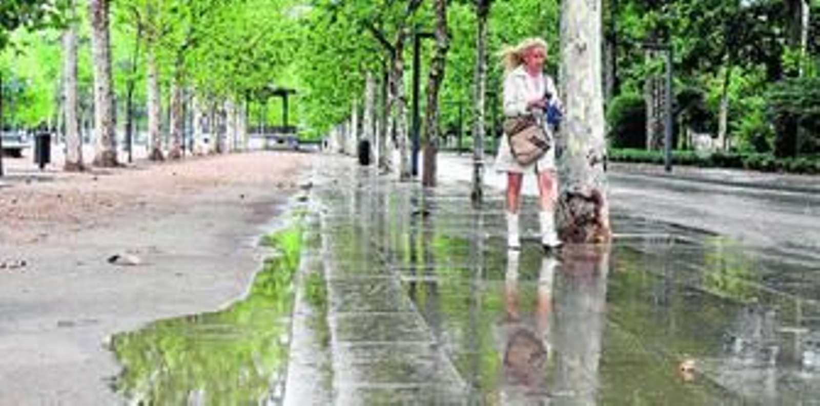 Con las primeras tormentas del otoño el Paseo del Salón se llena de agua por la ineficacia del sistema de evacuación.
