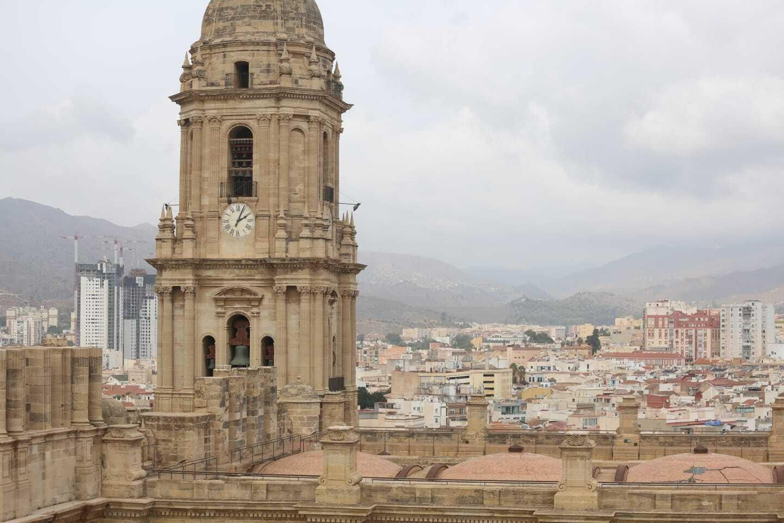 Las cubiertas de la Catedral dañadas.
