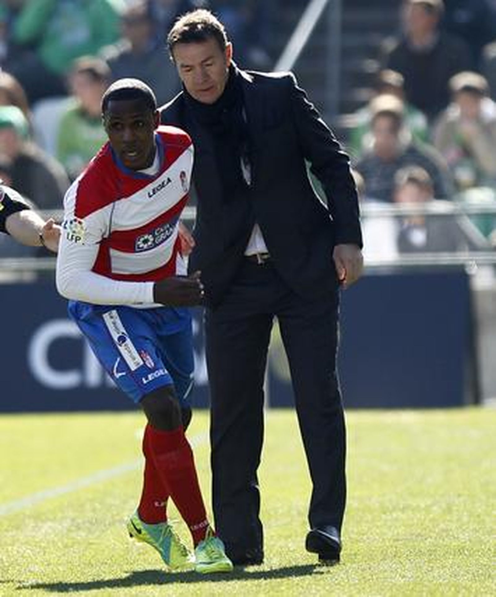 El Granada aprovecha el empuje del nuevo entrenador para vencer al Betis, que realizó una mala primera parte.

Foto: Antonio Pizarro