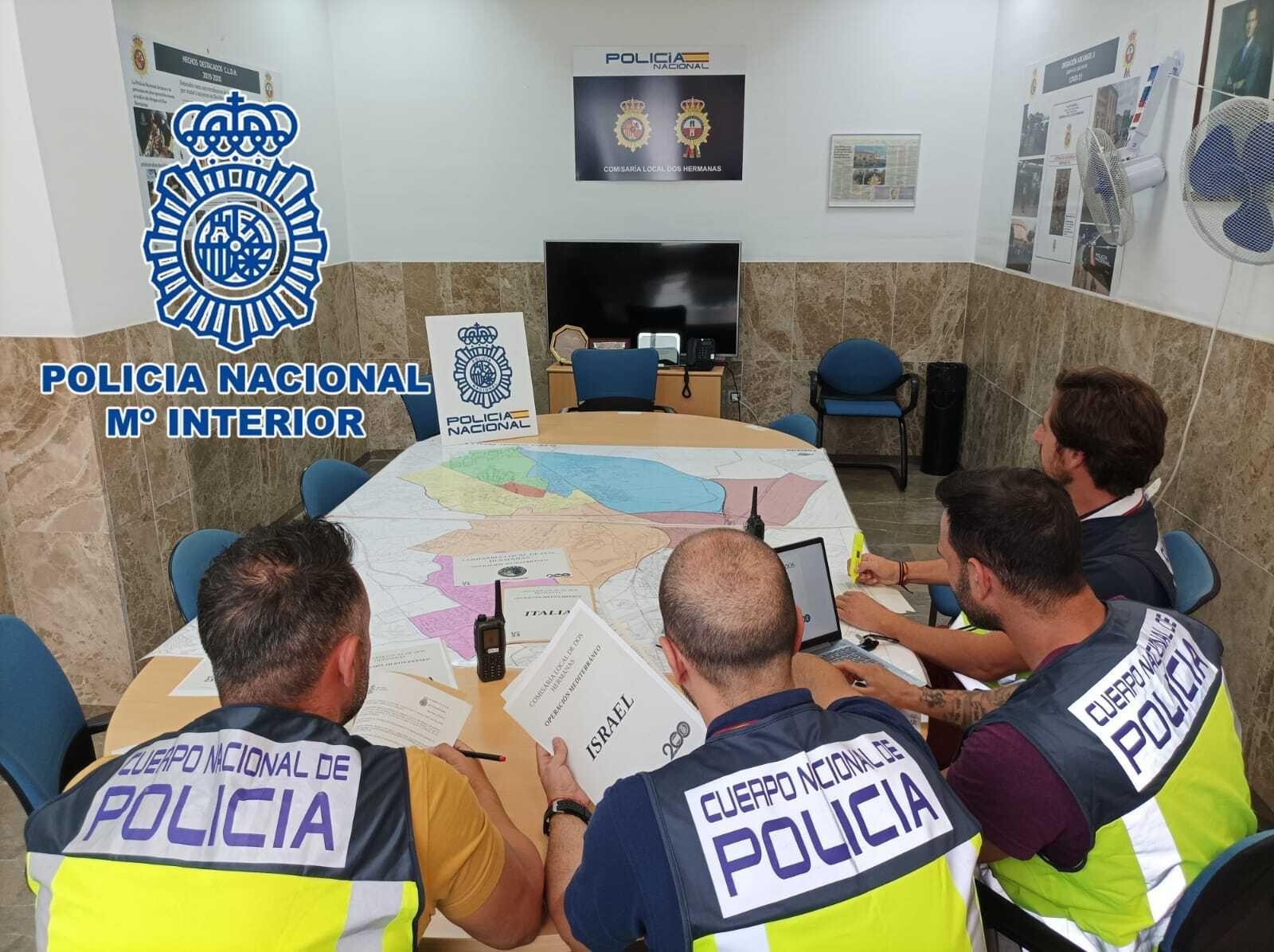 Agentes de la Policía Nacional en el transcurso de la investigación.