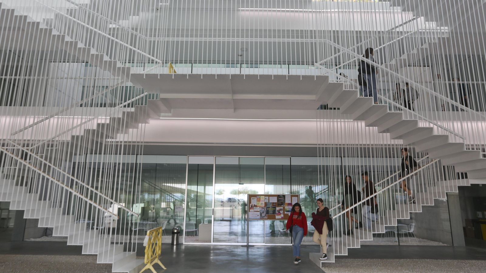 Escaleras y hall principal.