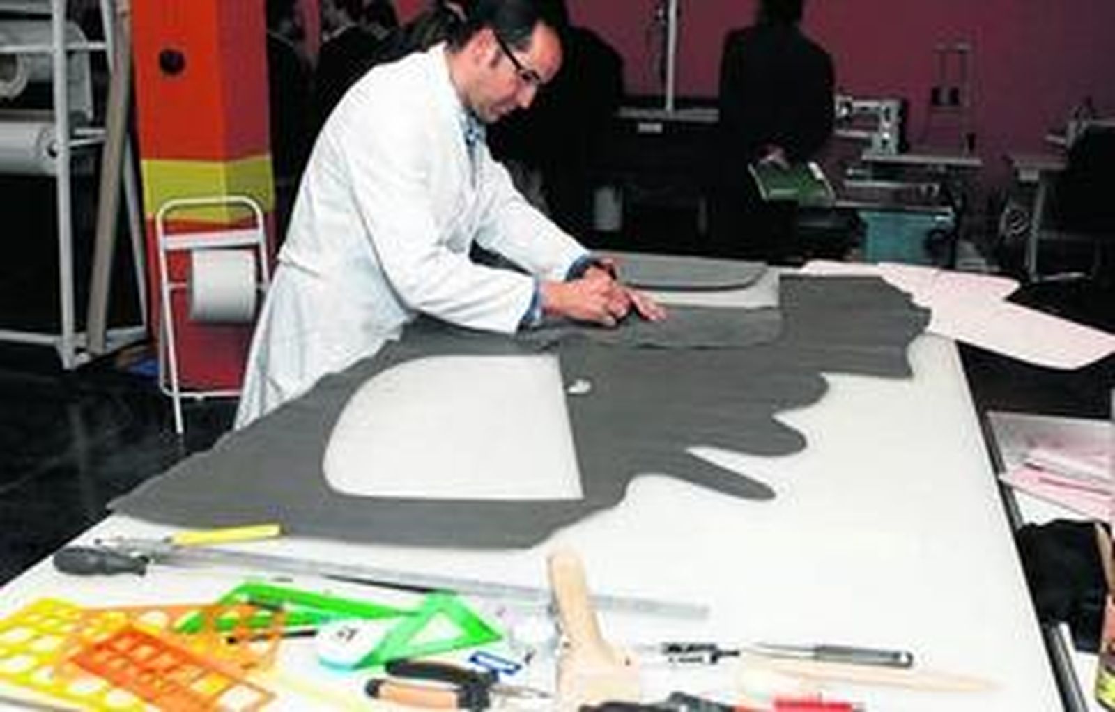 Un técnico trabajando en las instalaciones del Centro Tecnológico de la Piel de Andalucía, en Ubrique.