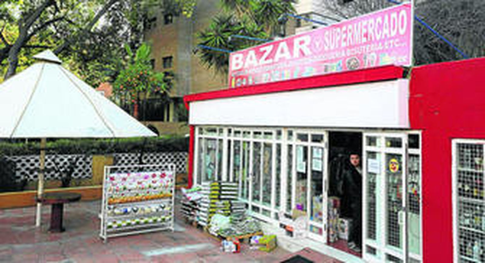 El bazar asiático que abrió hace una semana en el paseo de El Limonar.