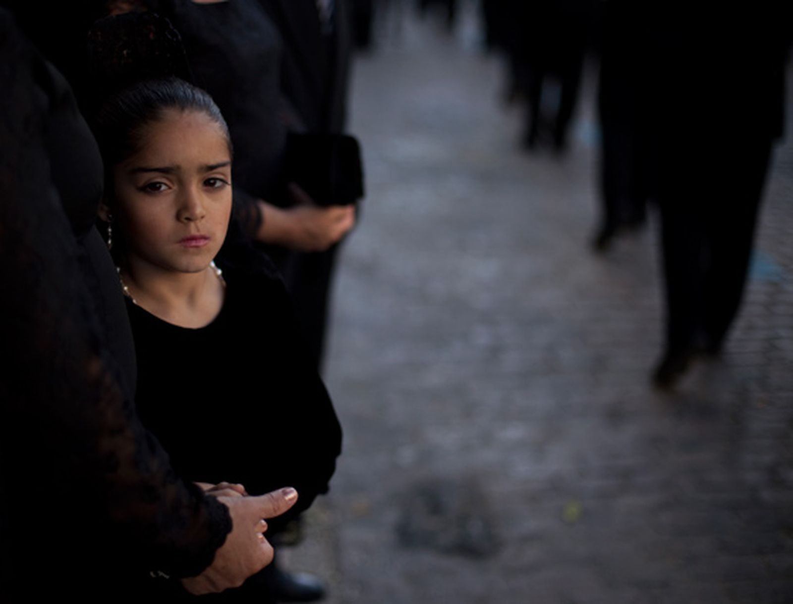 Una jovencita vestida de mantilla.

Foto: Emilio Morenatti