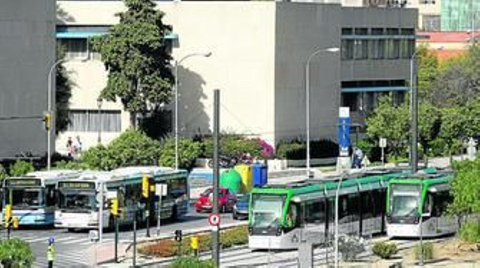 Dos autobuses de la EMT y dos trenes del Metro, en el campus de Teatinos.
