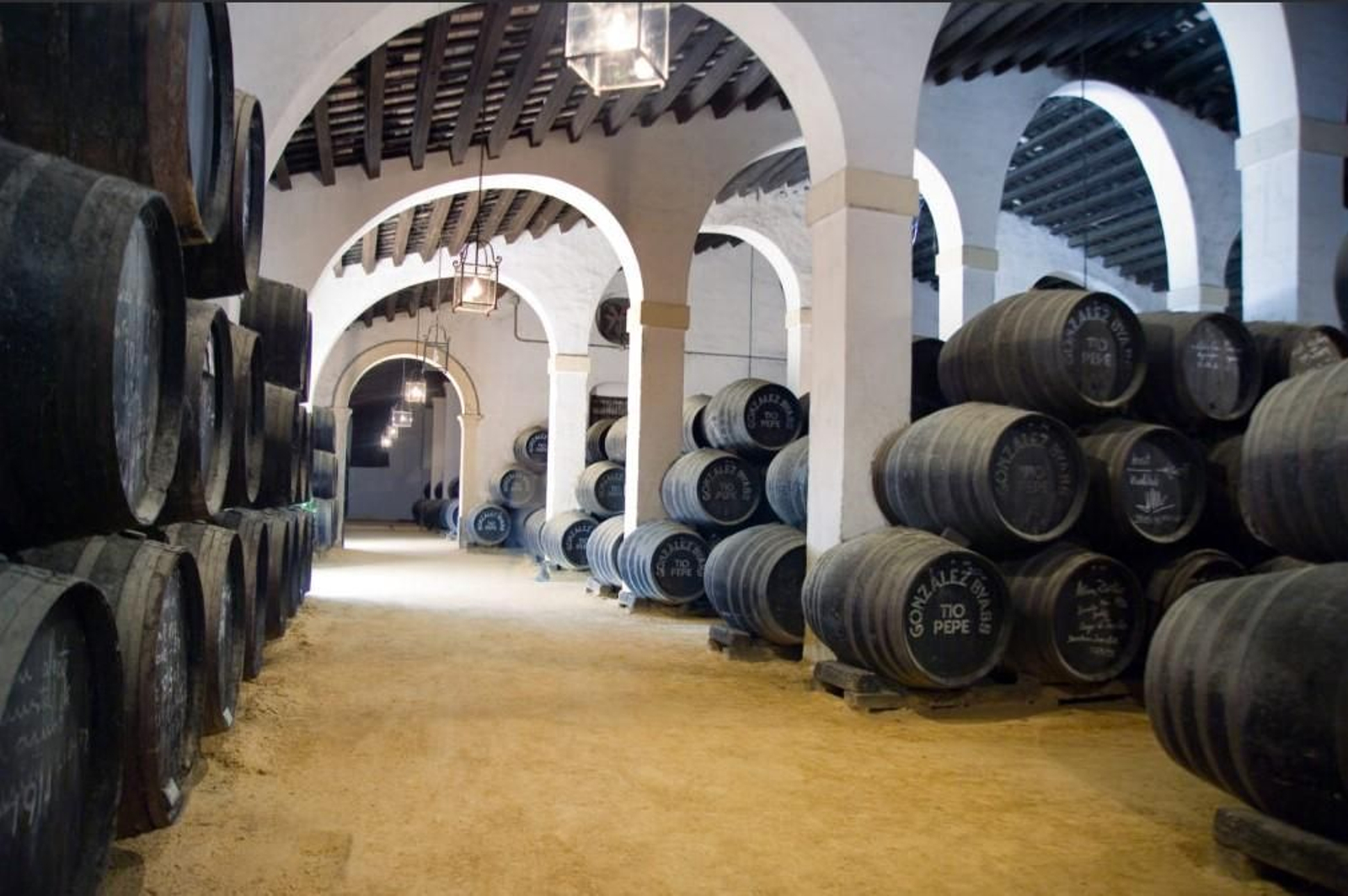Andanas de botas de vino de Jerez en las bodegas Tío Pepe.