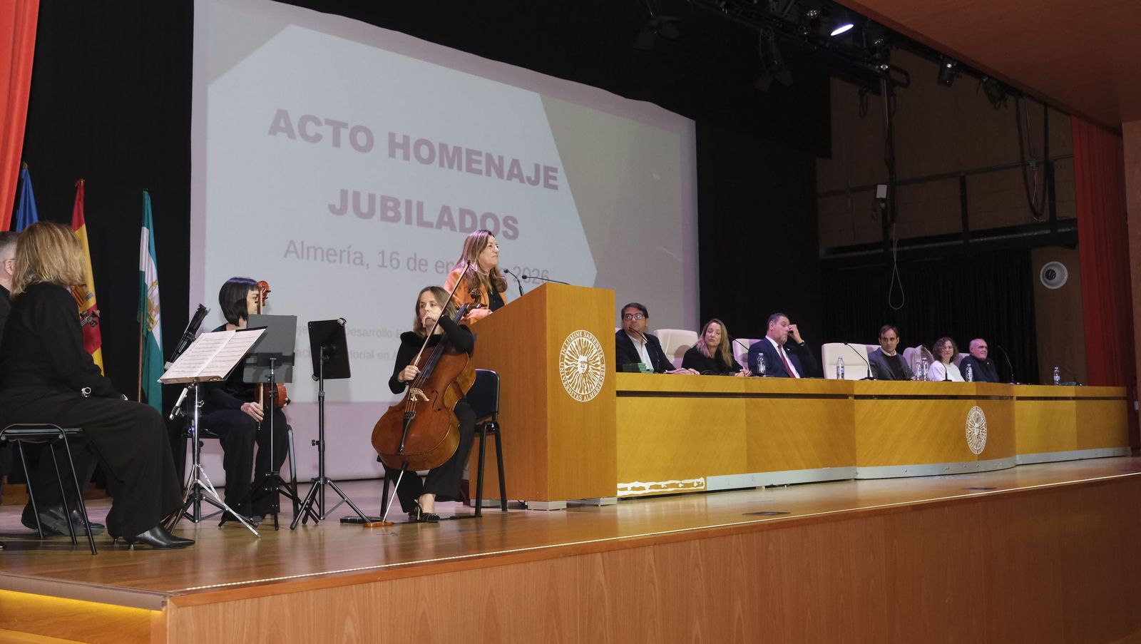 Los maestros docentes jubilados reciben su homenaje en la paraninfo de la UAL