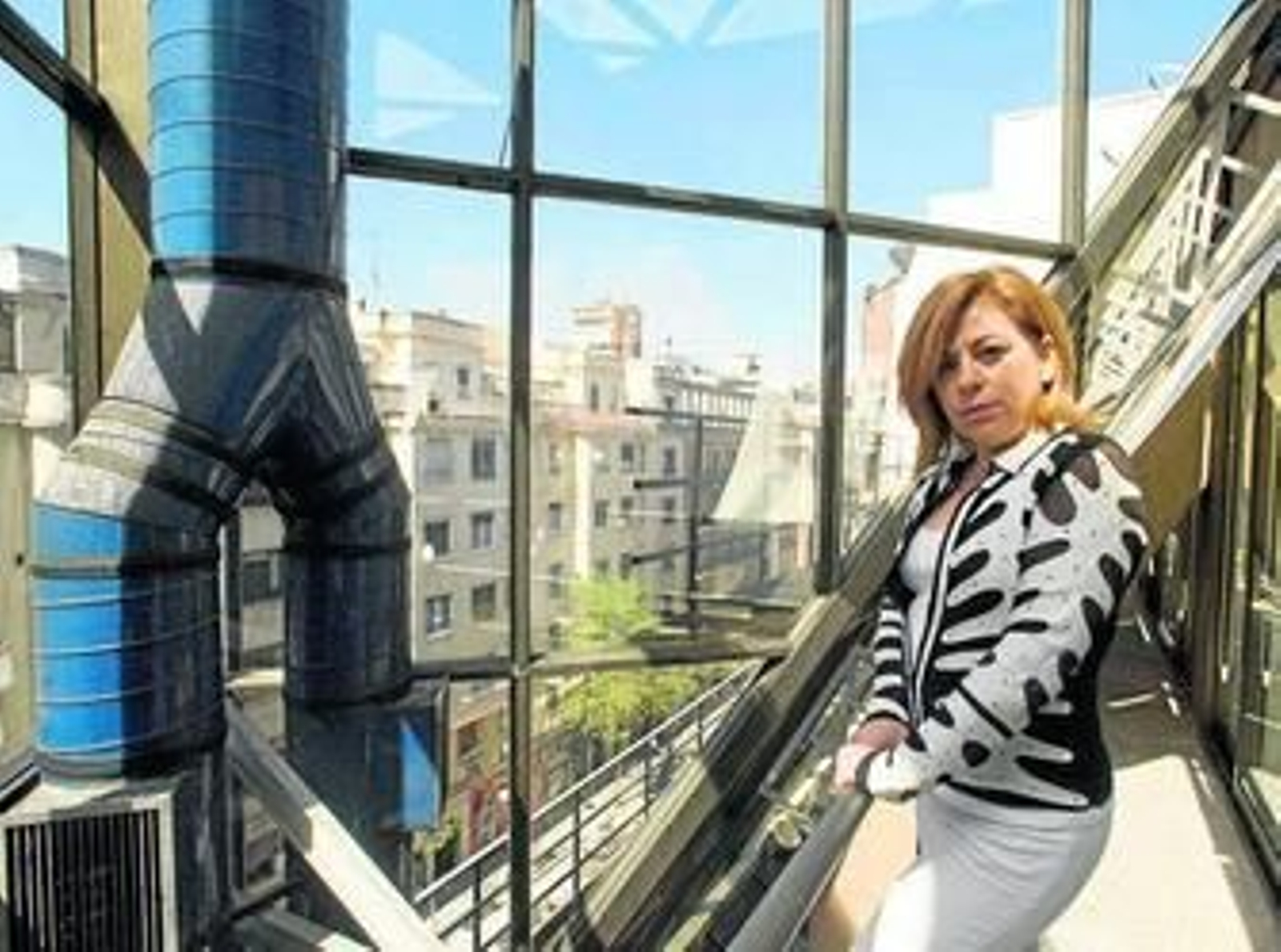 Elena Valenciano asomada a una terraza en la sede del PSOE de la calle Ferraz, en Madrid.