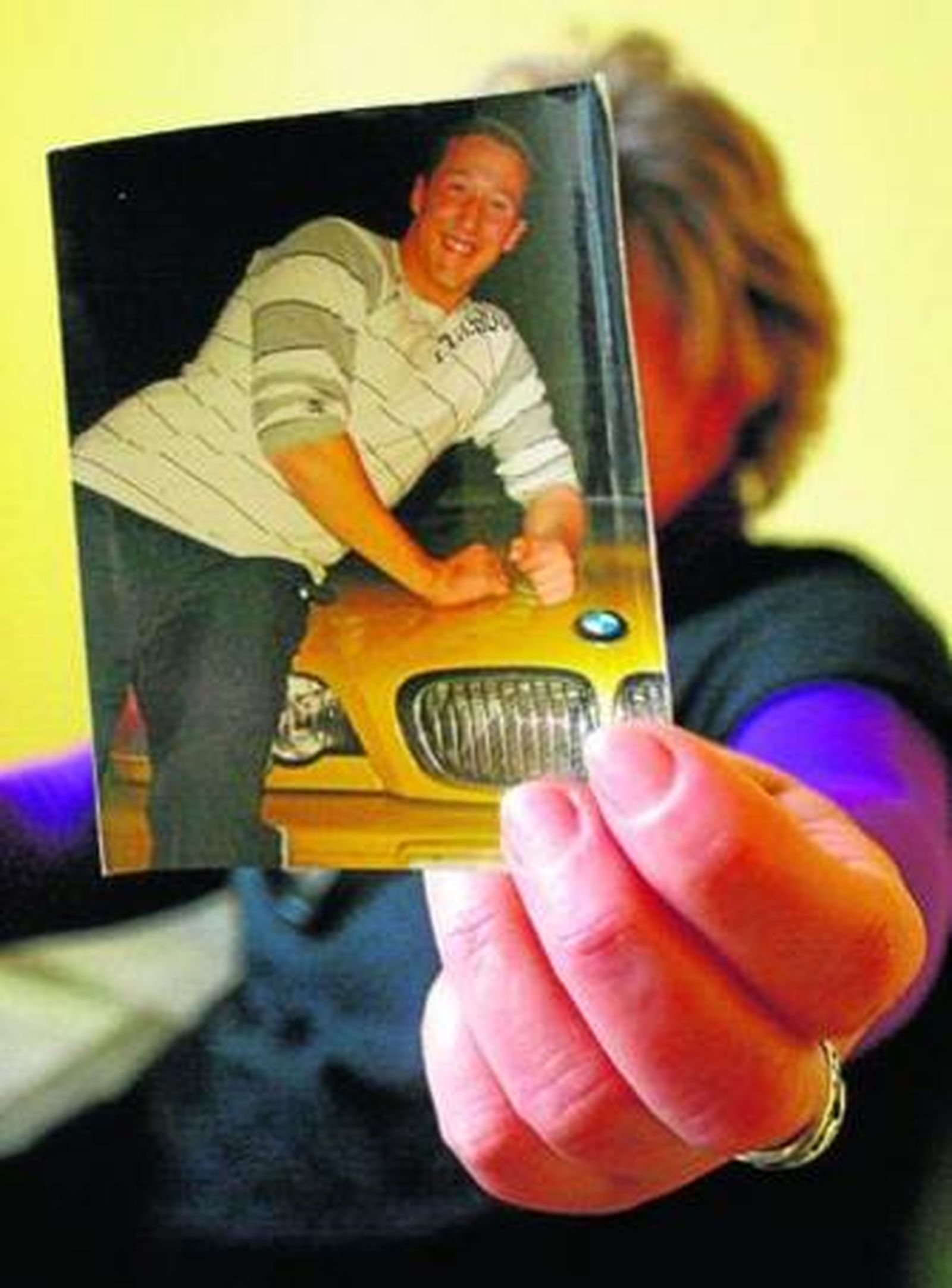 La madre del chico desaparecido sujeta una foto reciente de Abraham.