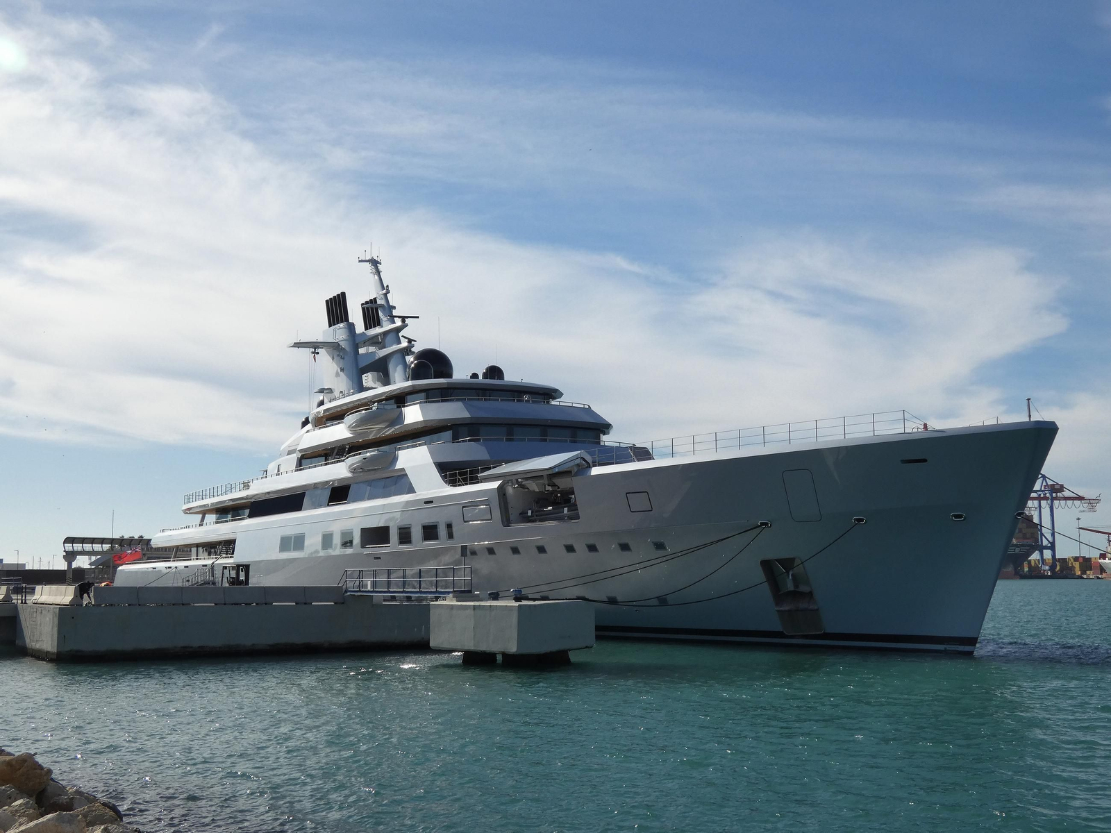 Super yate 'Dragonfly' propiedad del cofundador de Google en el puerto de Málaga.