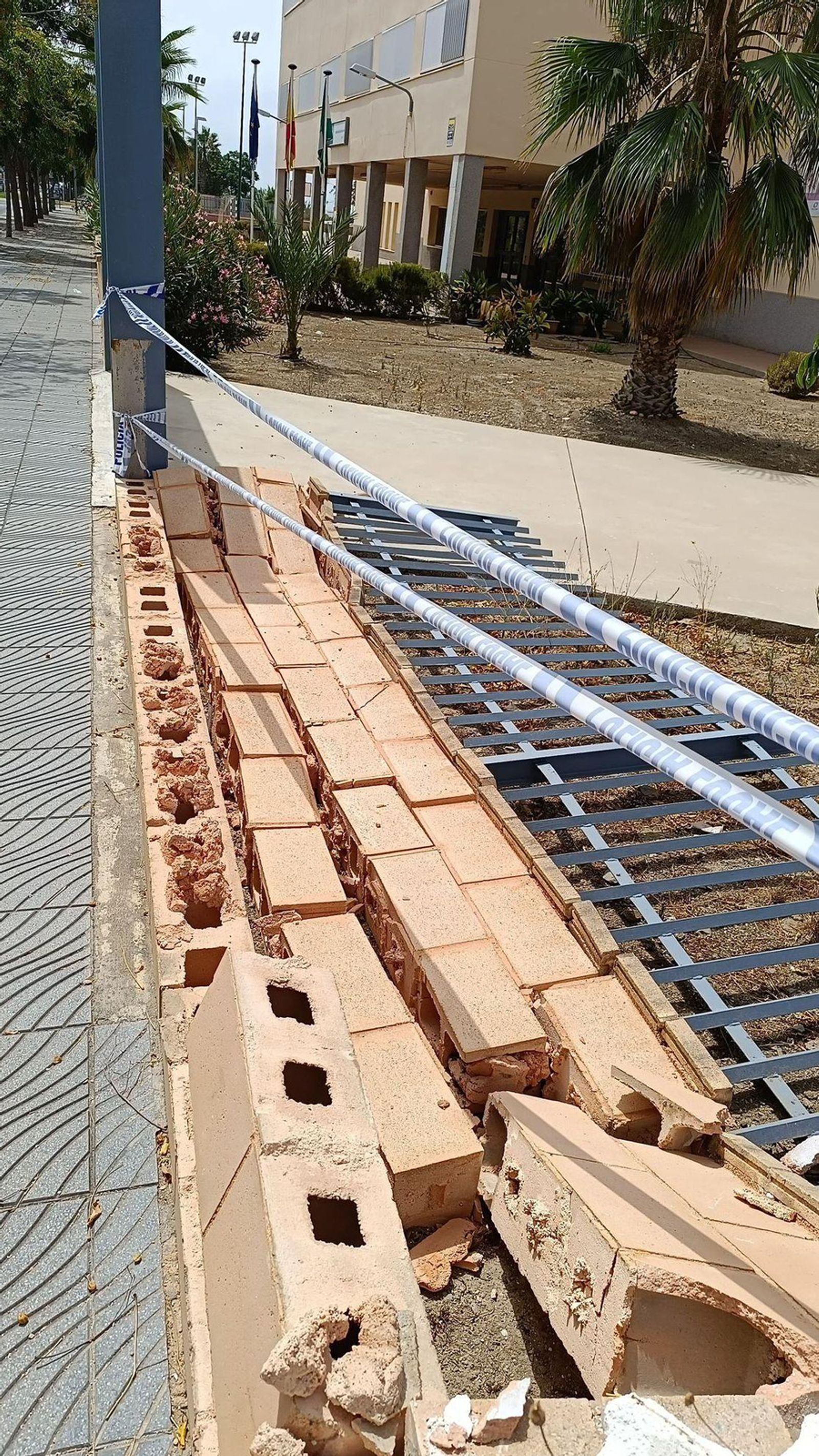 Muro derribado del IES Joaquín Lobato