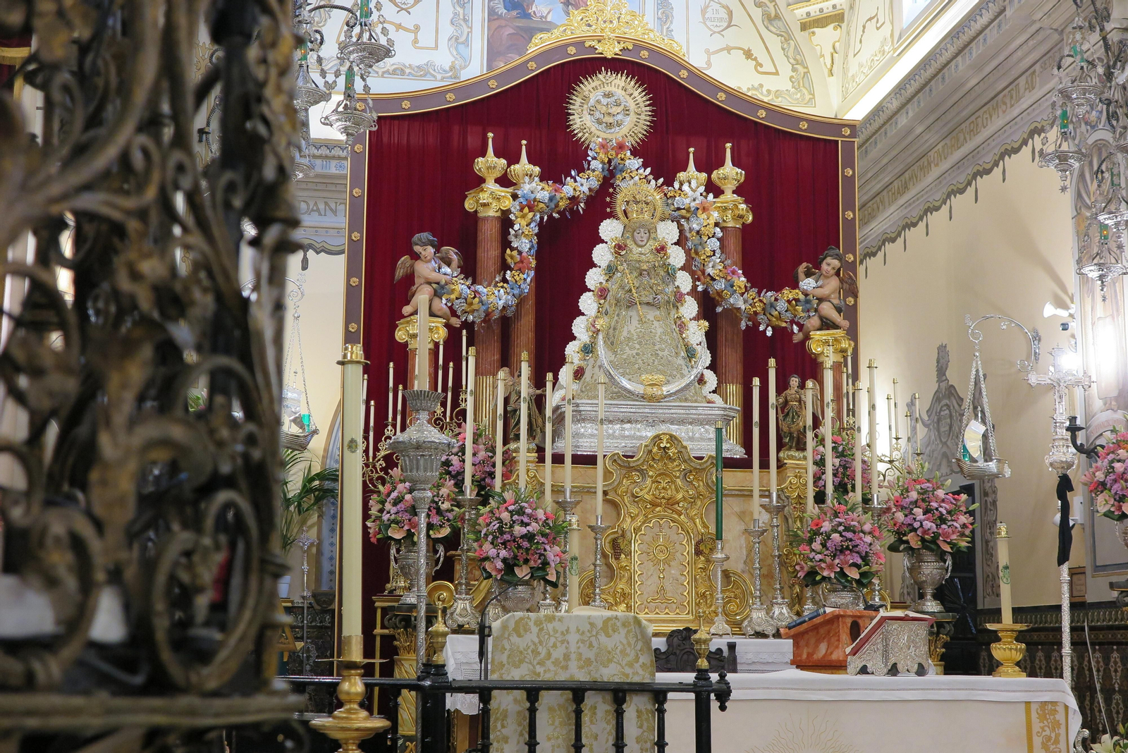 Imagen del altar de la Virgen del Rocío en la parroquia de Almonte.