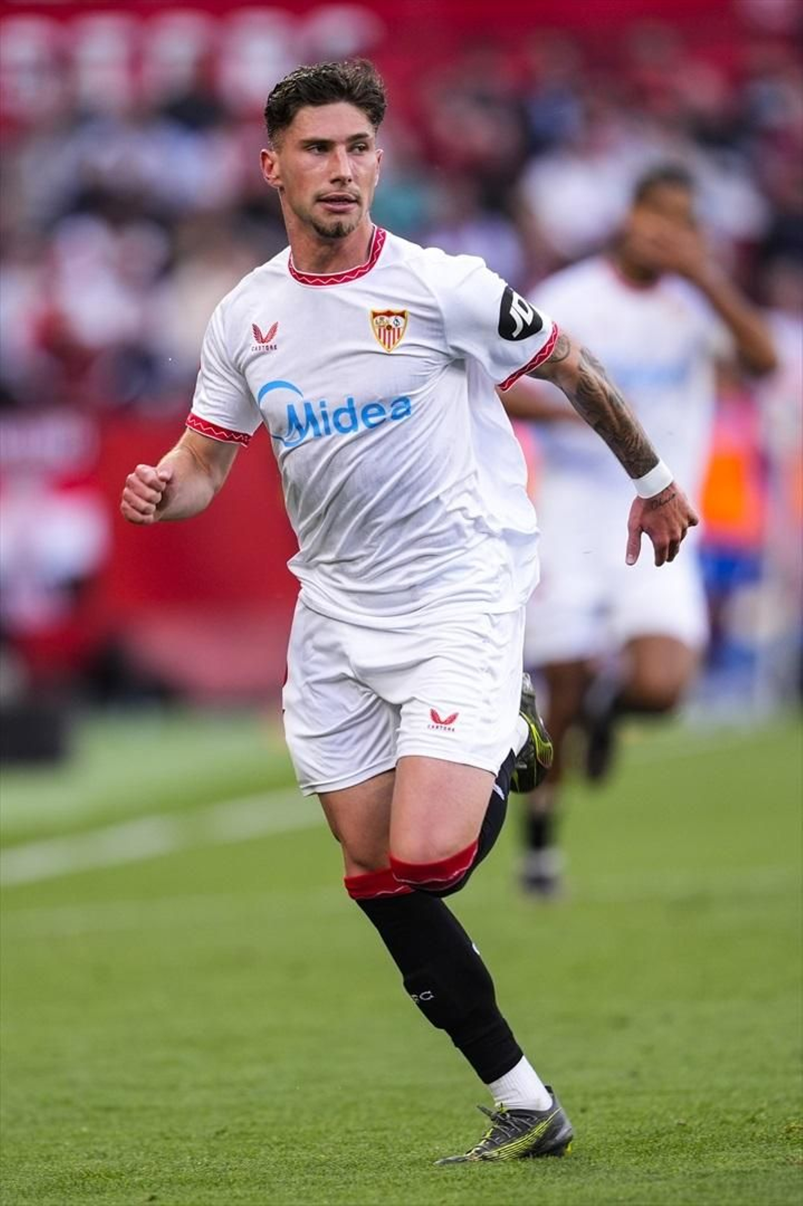 José Ángel avanza en el partido contra el Alavés.