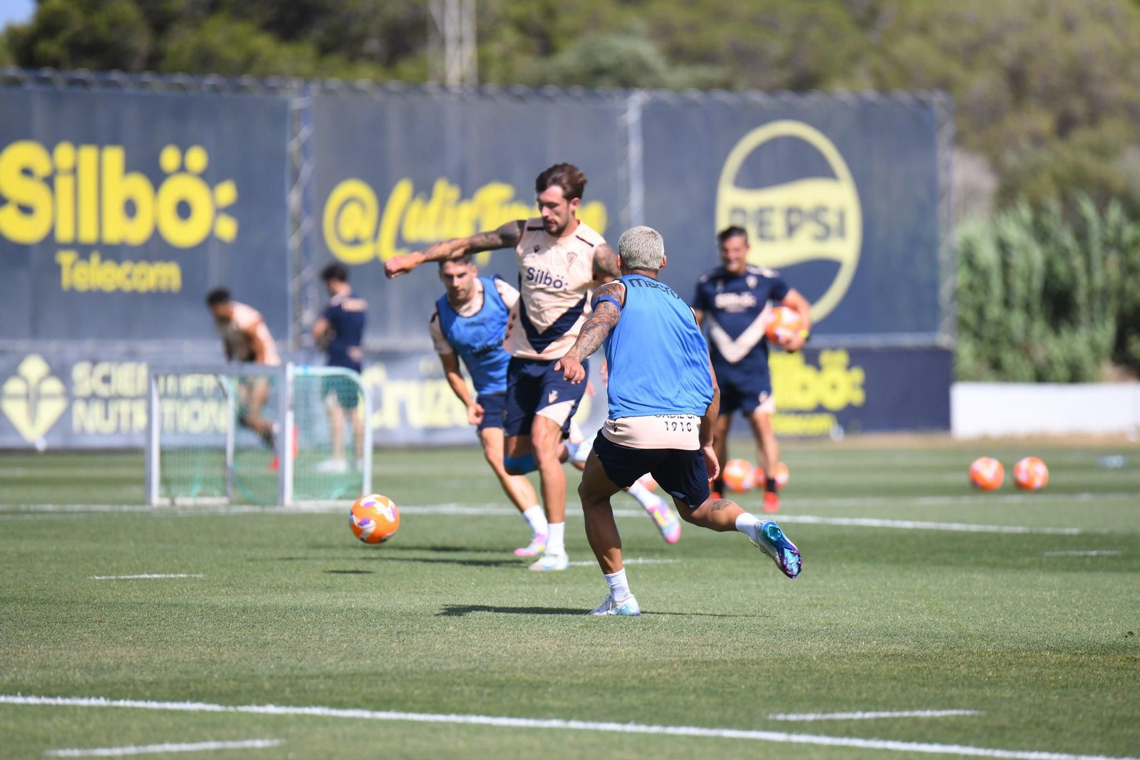 Entrenamiento del Cádiz el jueves en El Rosal.
