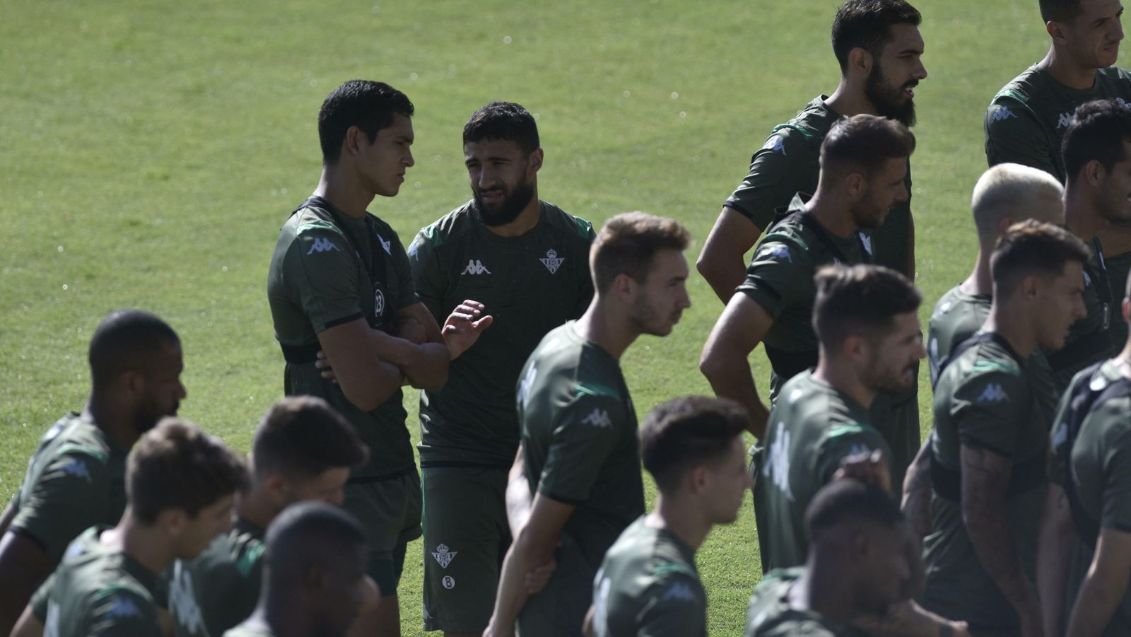 Fekir charla con Mandi durante un entrenamiento.