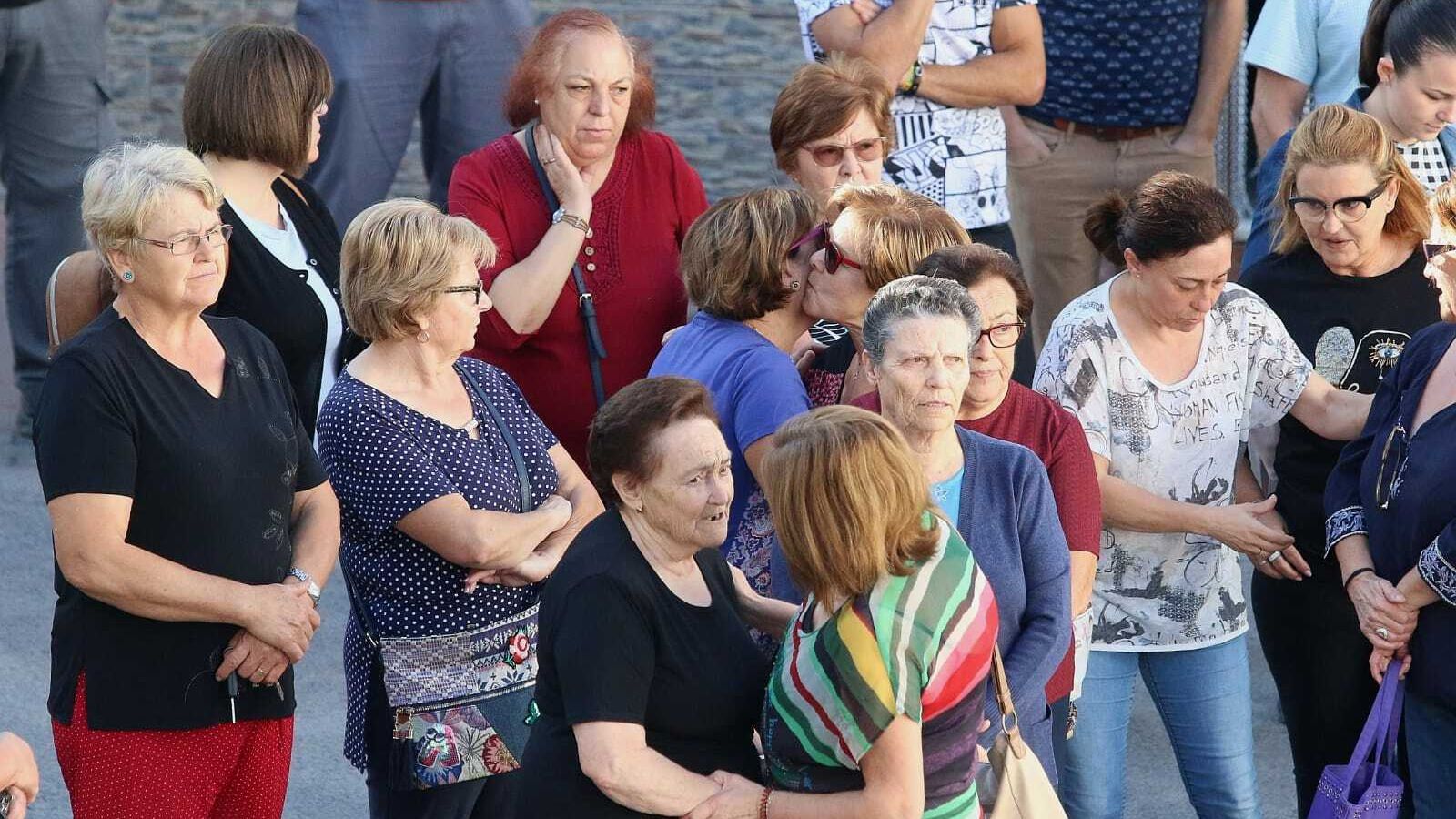 Los vecinos muestran su apoyo a los familiares y allegados en estos difíciles momentos