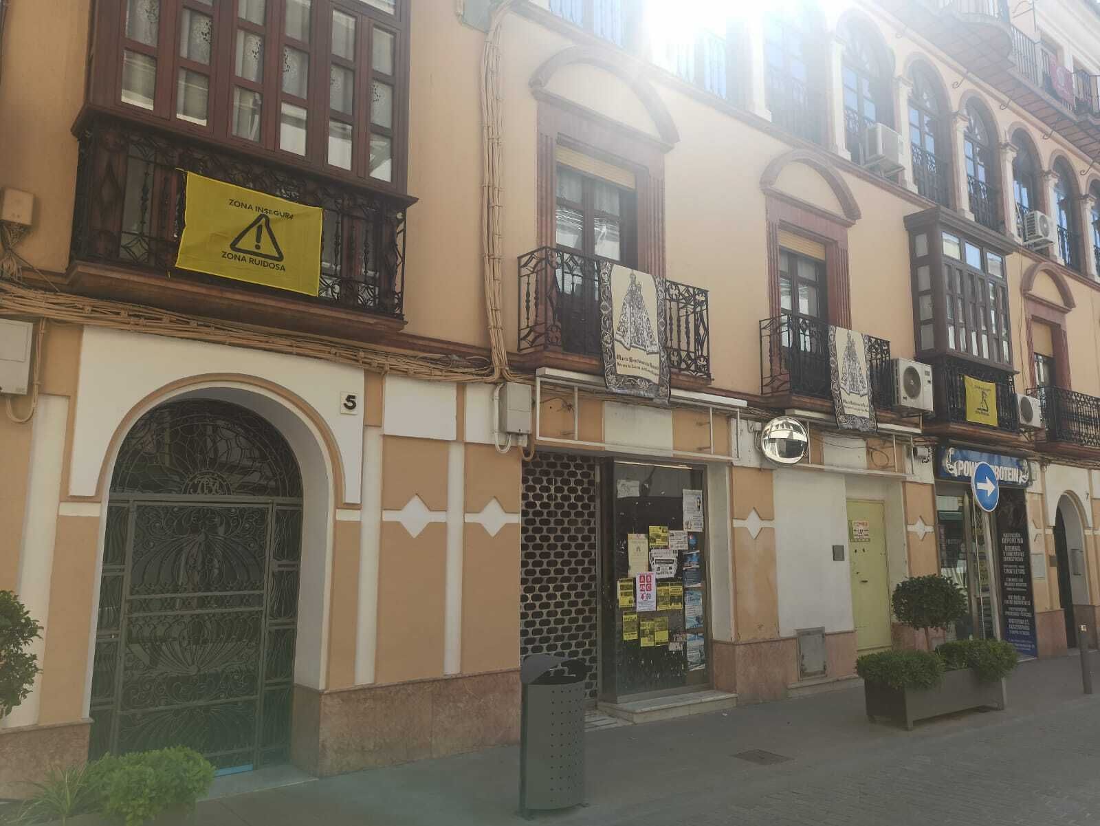Fachadas con carteles de protesta en Lucena.