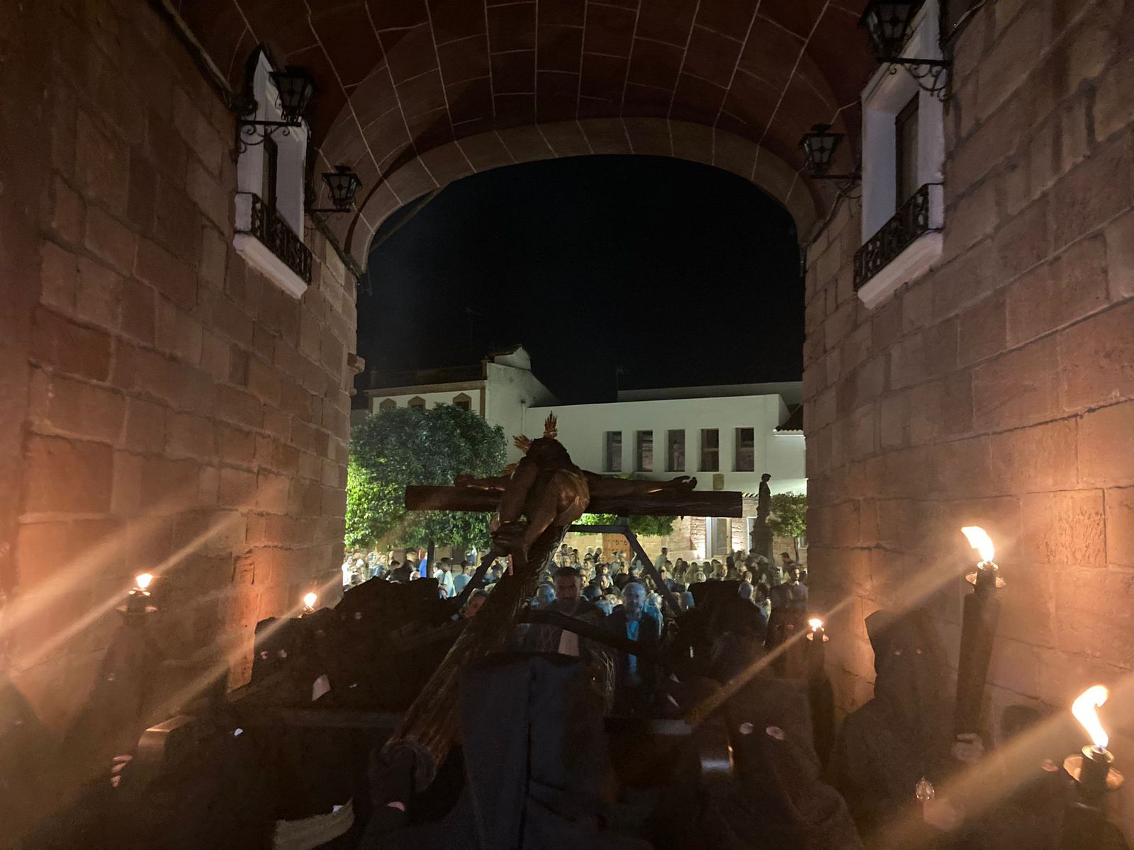 Lunes Santo en Montoro: El vía crucis del Cristo de la Misericordia, en fotografías