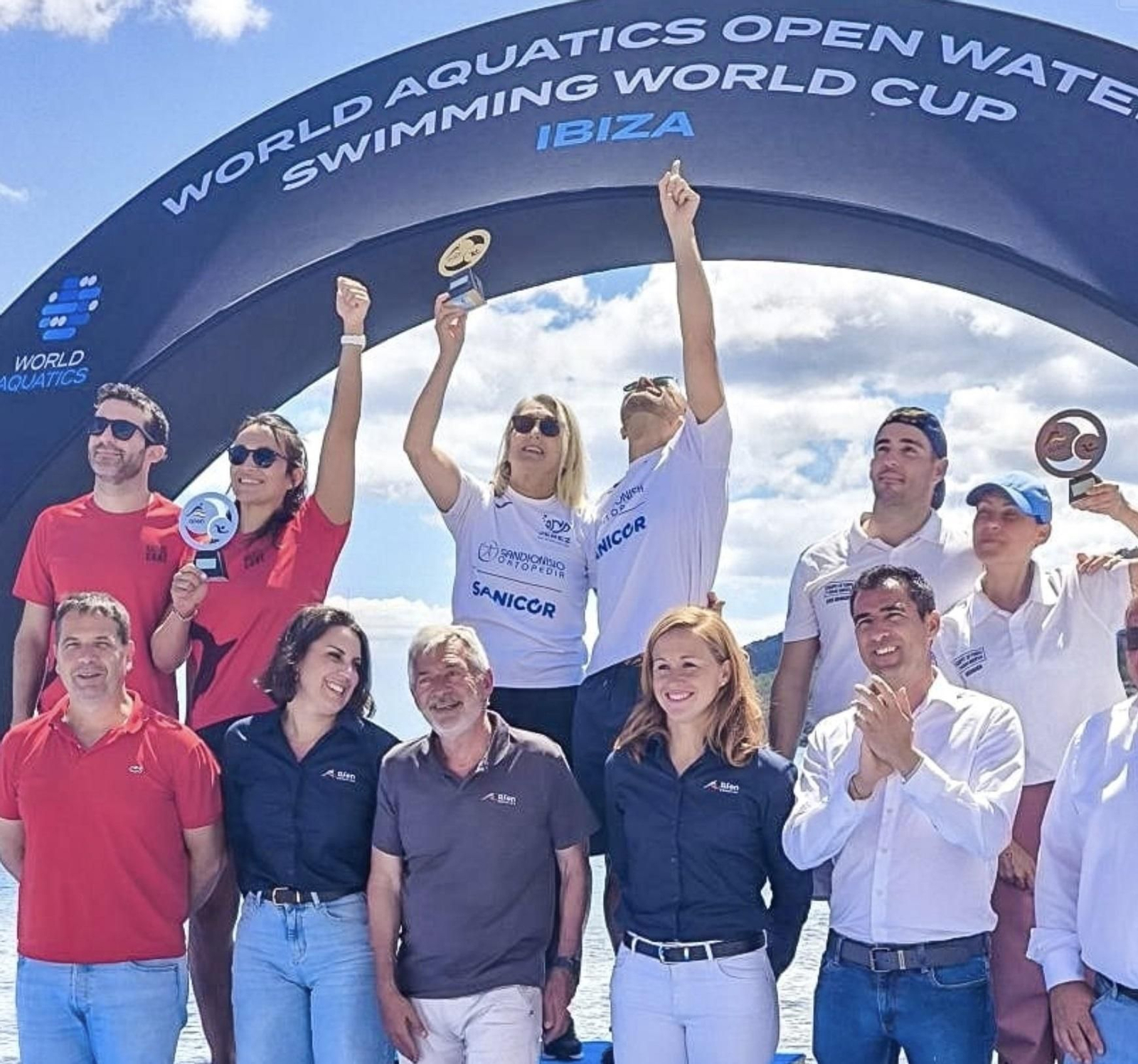 Los capitanes Lola Polonio y Paco Herrera dedican el triunfo a Esther Camí, su compañera fallecida recientemente.
