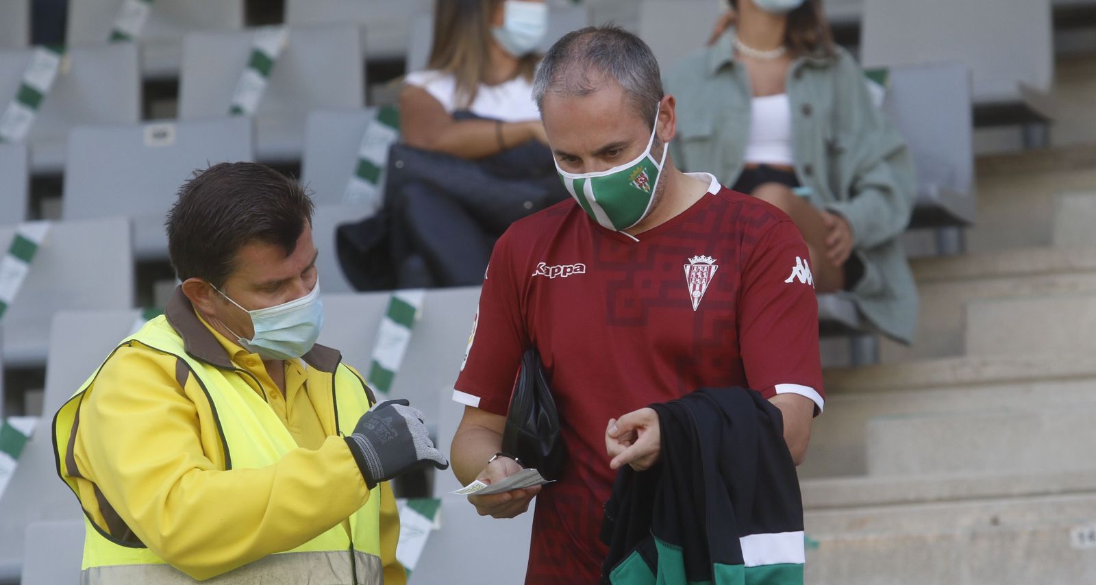 Un abonado del Córdoba CF busca su asiento en el duelo de este curso ante el Lorca Deportiva