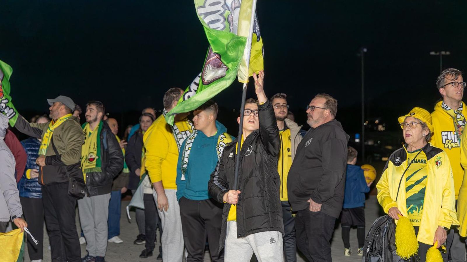 En imágenes: la Marea Amarilla alienta al Jaén Paraíso Interior FS antes de poner rumbo a la Copa de España